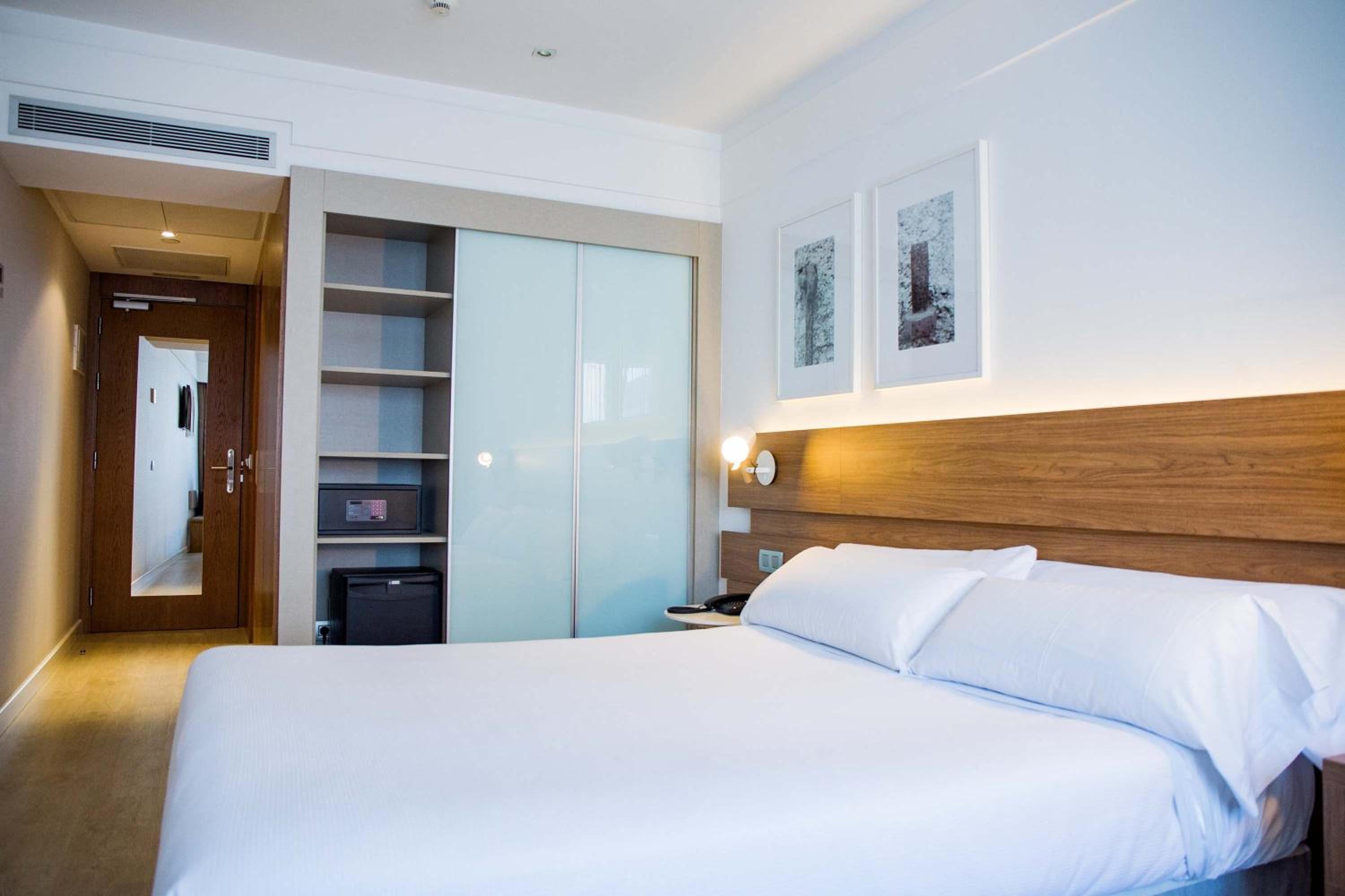 Double or Twin Room - Photo 9