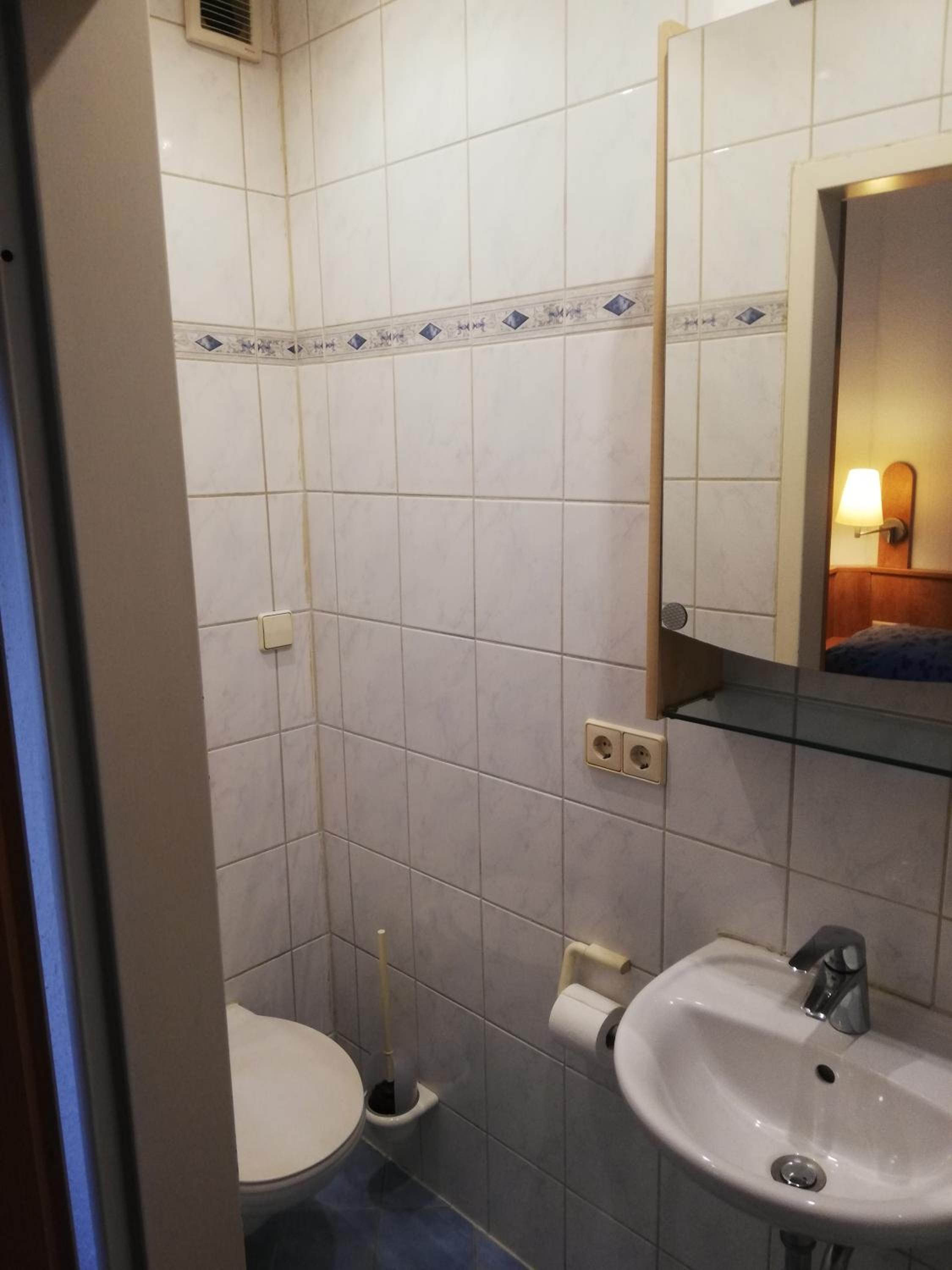 Basic Triple Room with Shared Bathroom - Photo 2