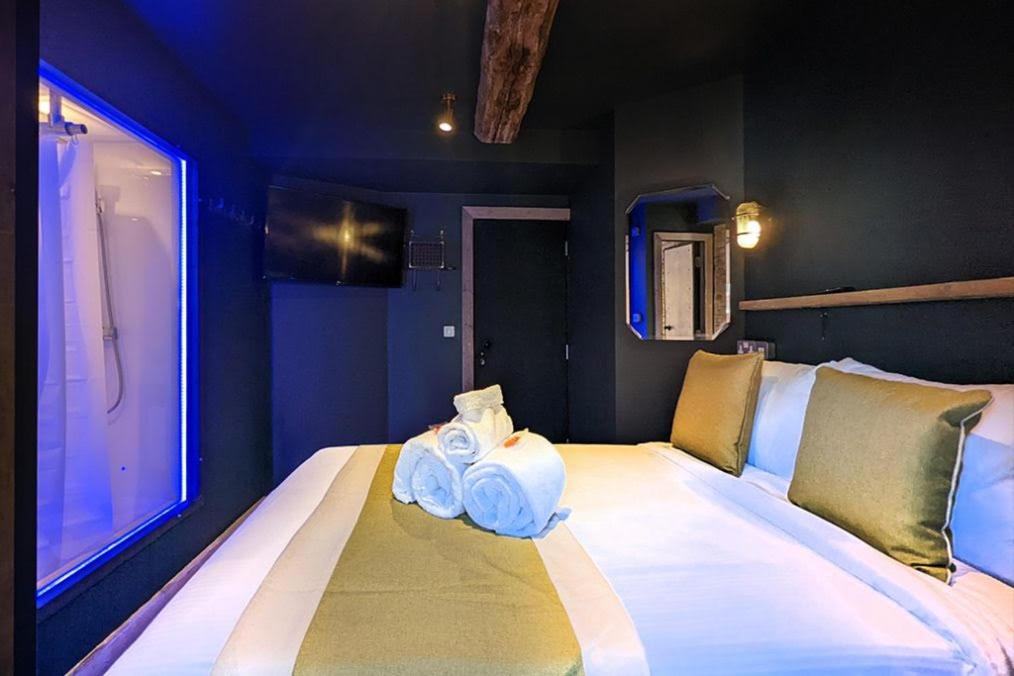 Standard Double Room with Street View - Photo 2