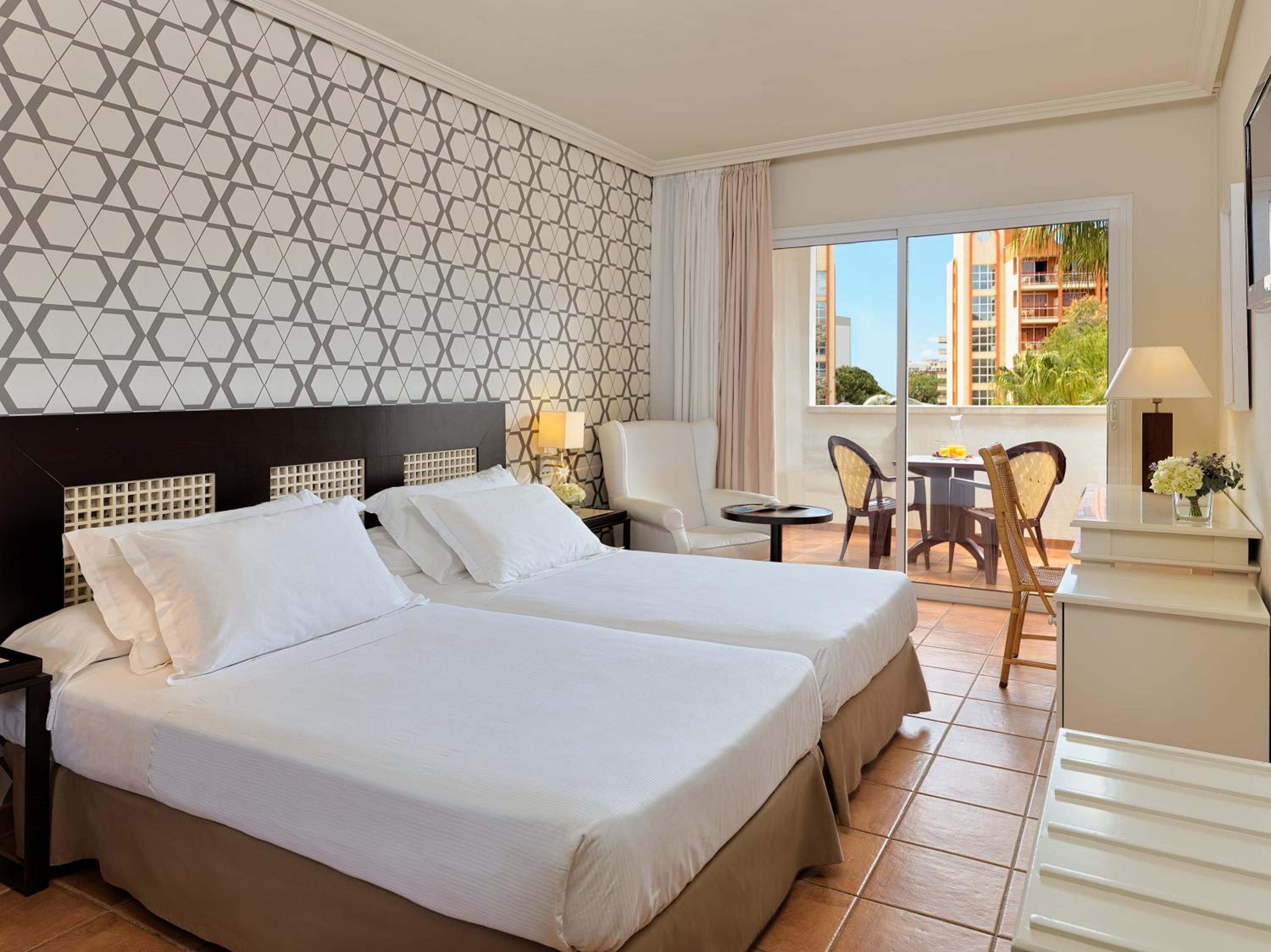 Habitación Doble con Vista a la Piscina (2 adultos)