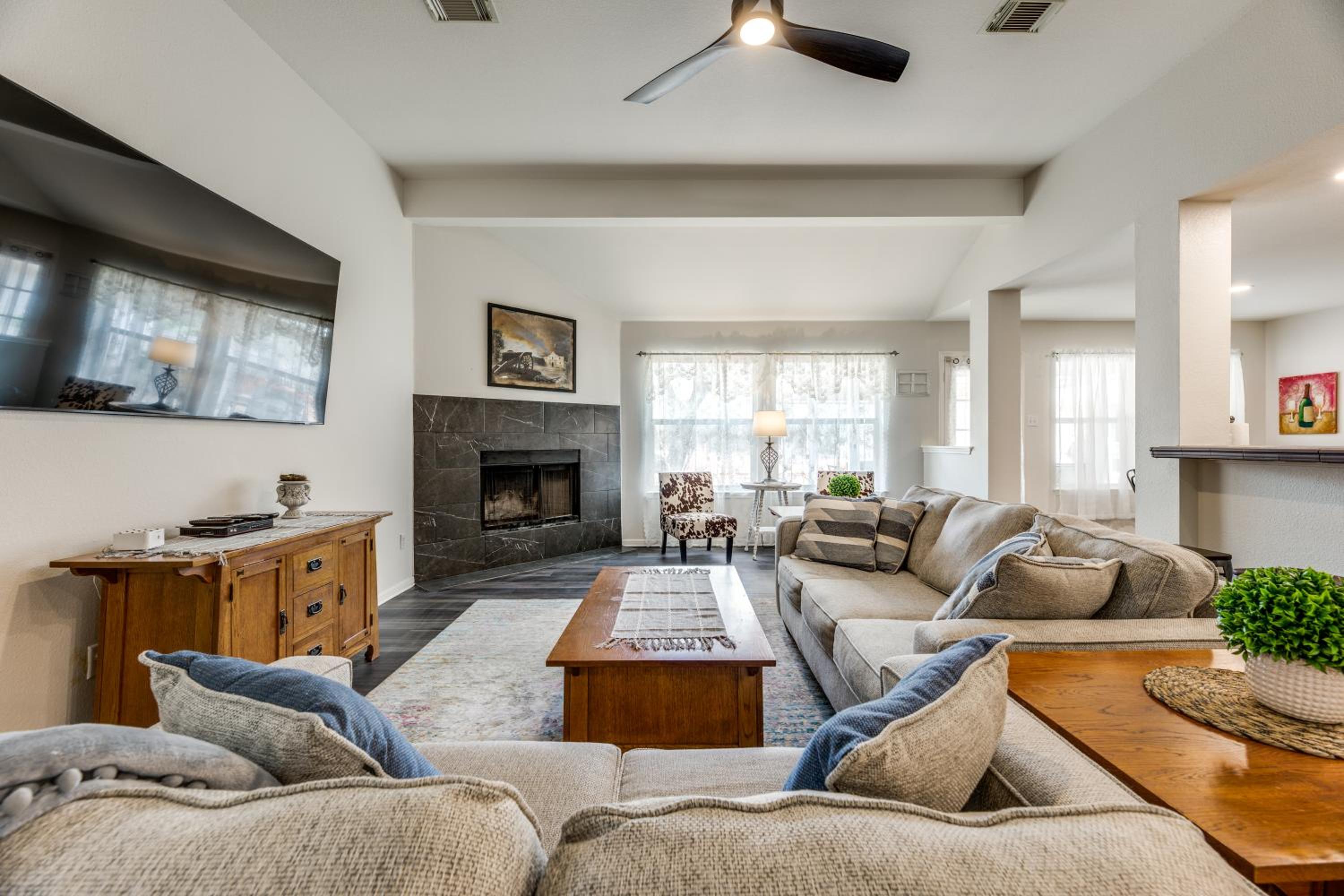 Five-Bedroom House photo 1
