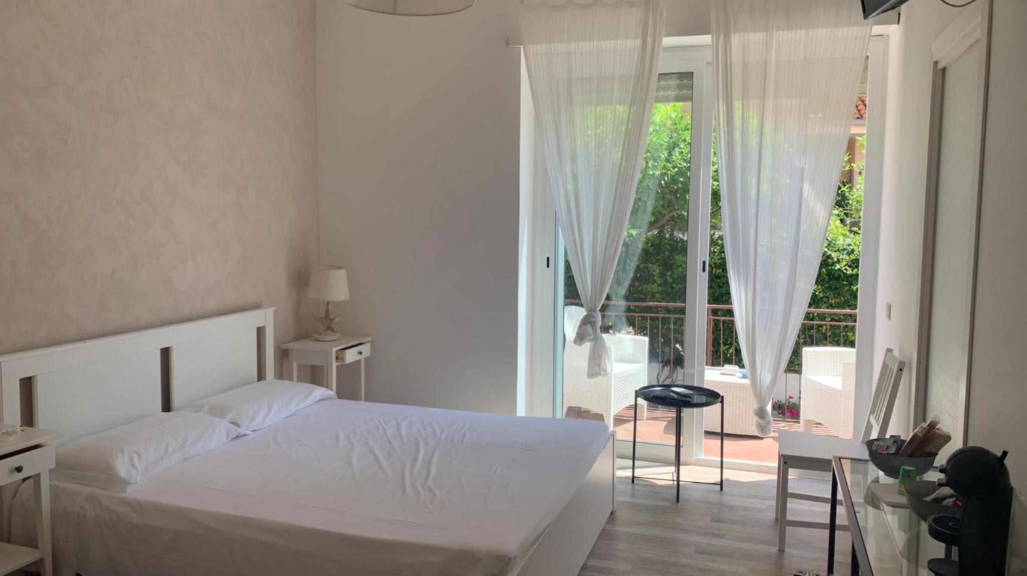 Double Room with Private Bathroom - Photo 12