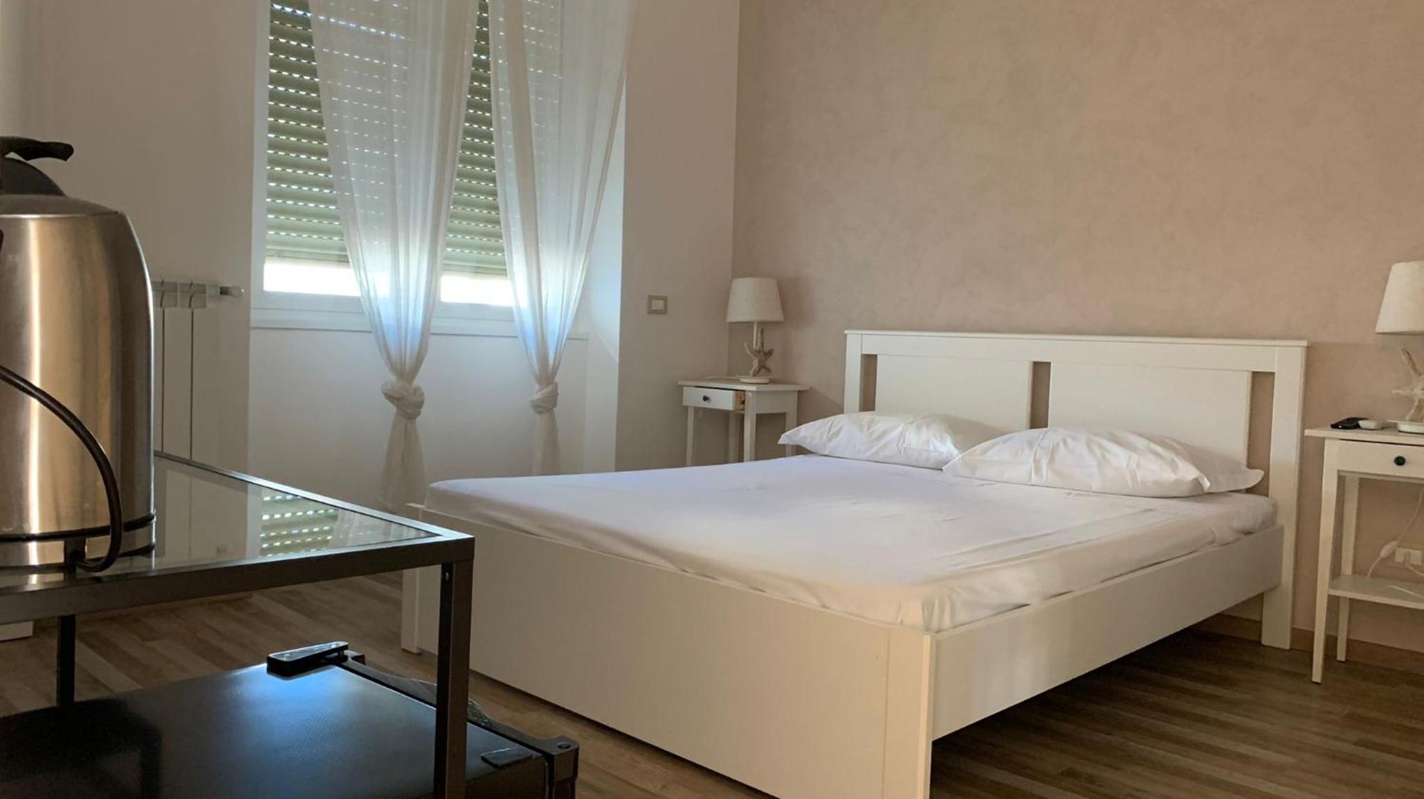 Double Room with Private Bathroom - Photo 13