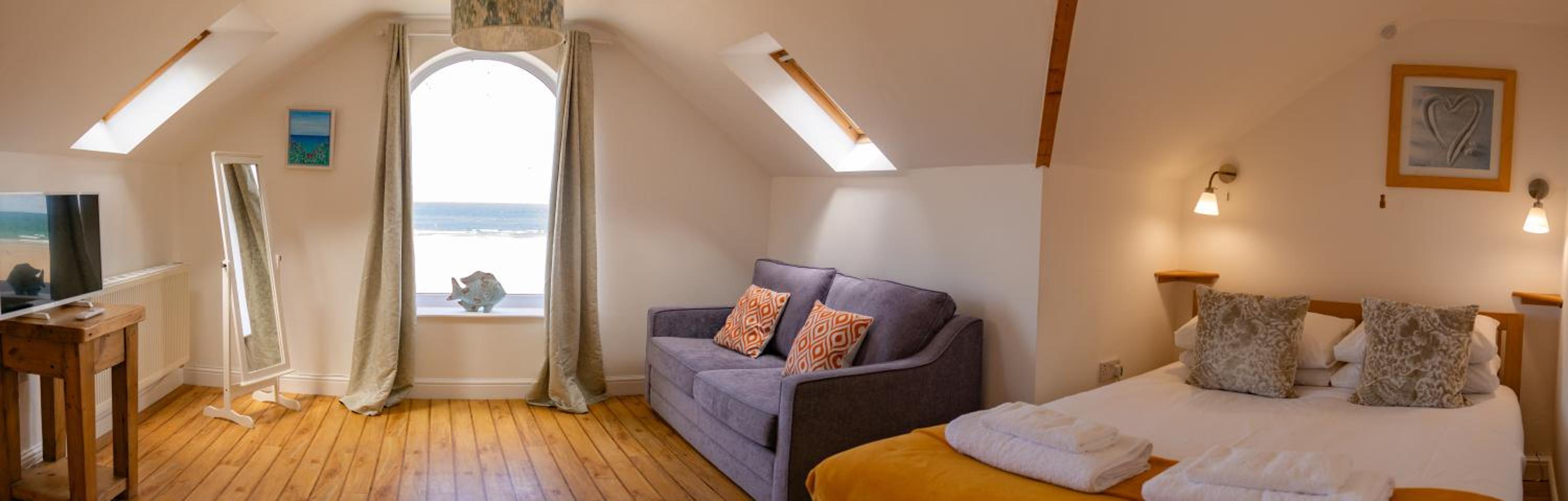 Deluxe Three-Bedroom Apartment with Balcony photo 1