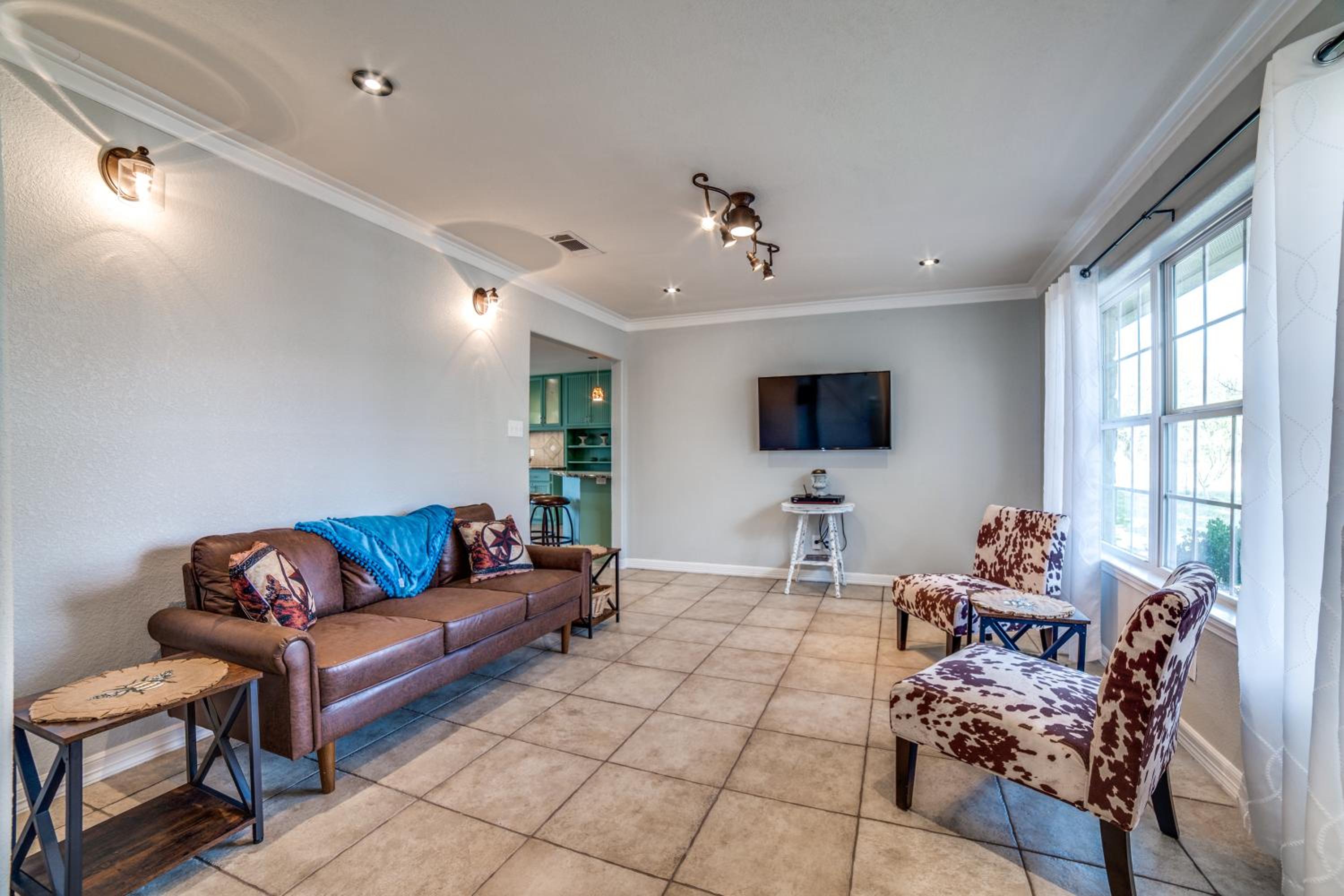 Five-Bedroom House - Photo 1