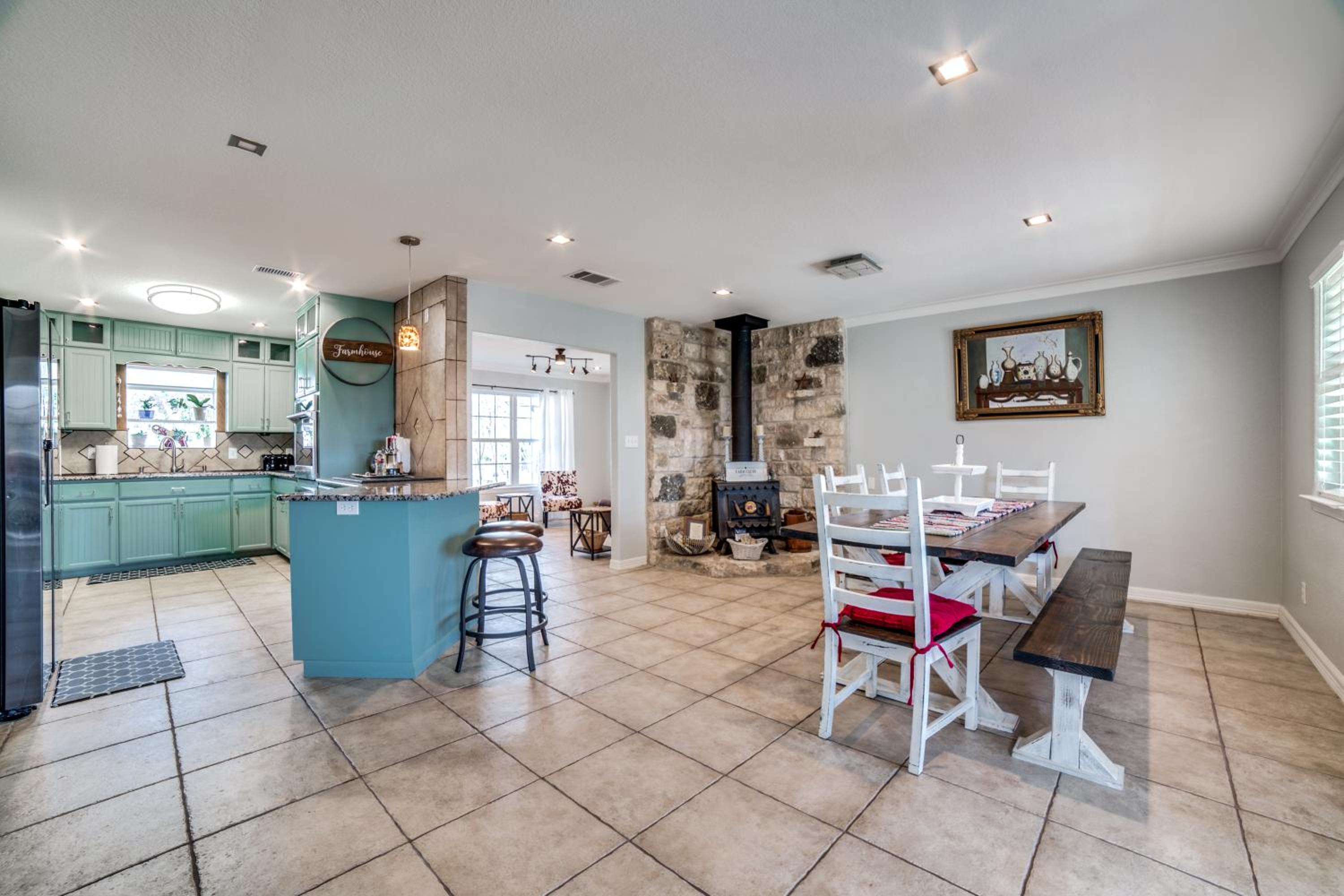 Five-Bedroom House - Photo 4