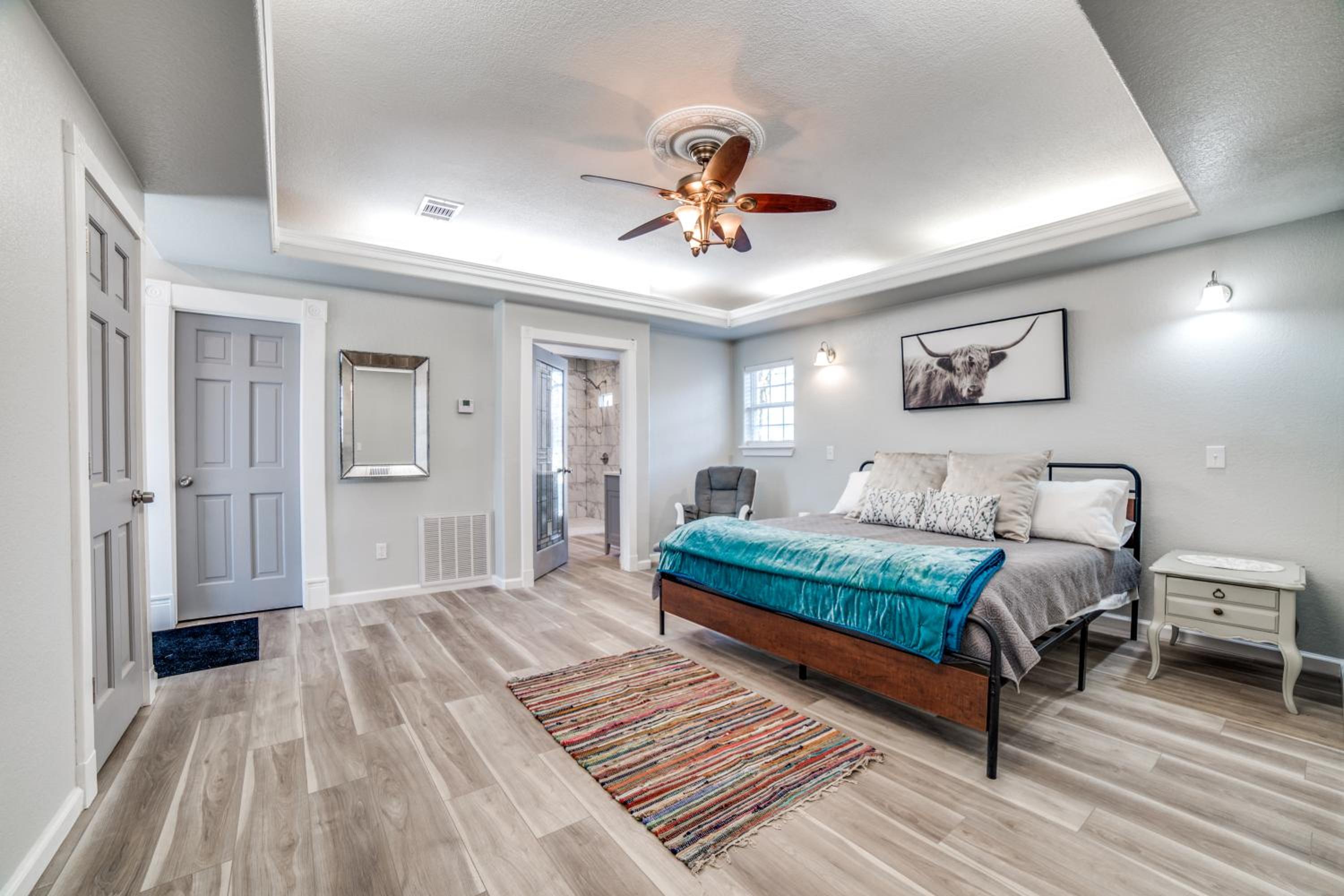 Five-Bedroom House - Photo 2