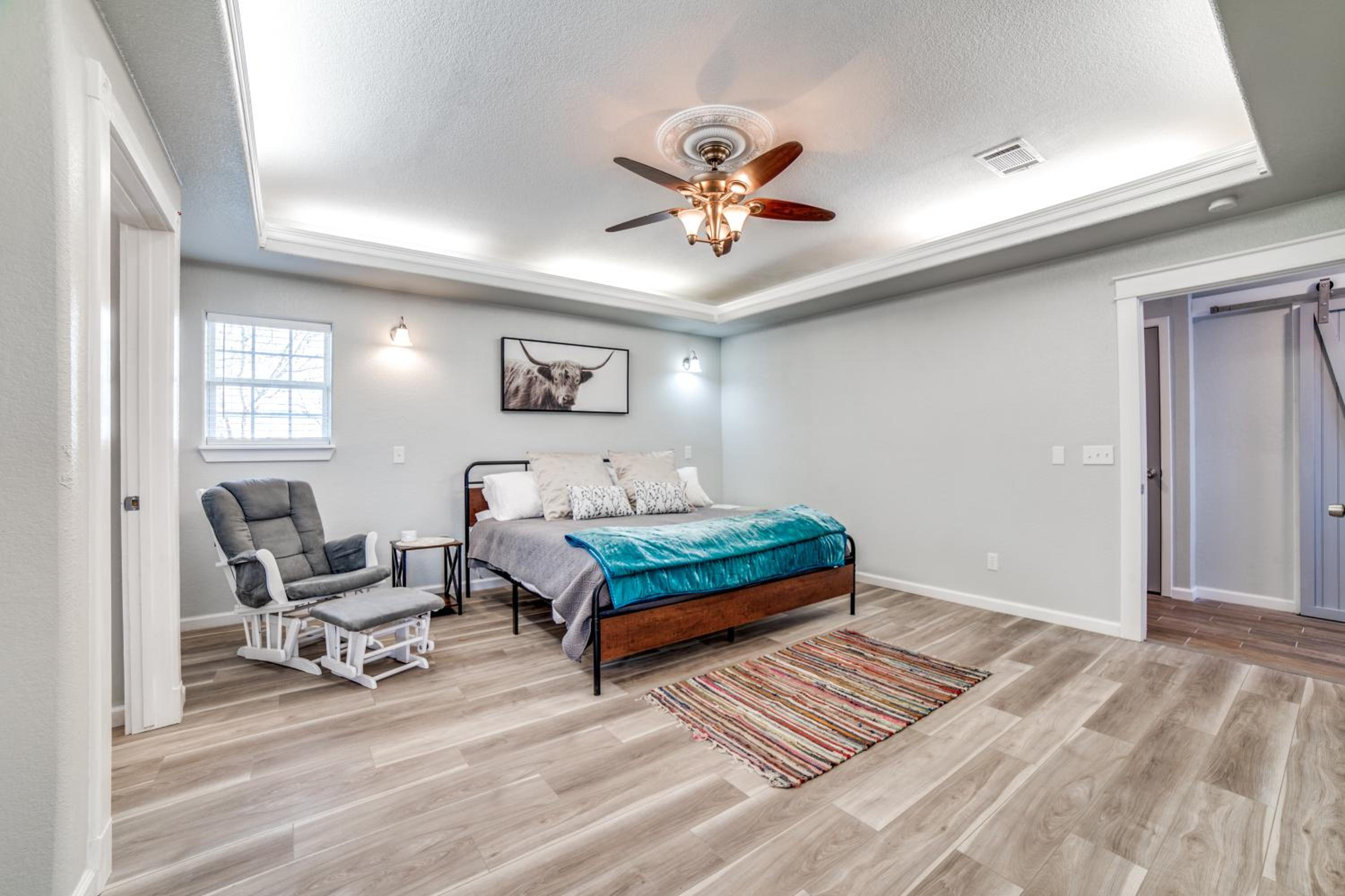 Five-Bedroom House - Photo 22