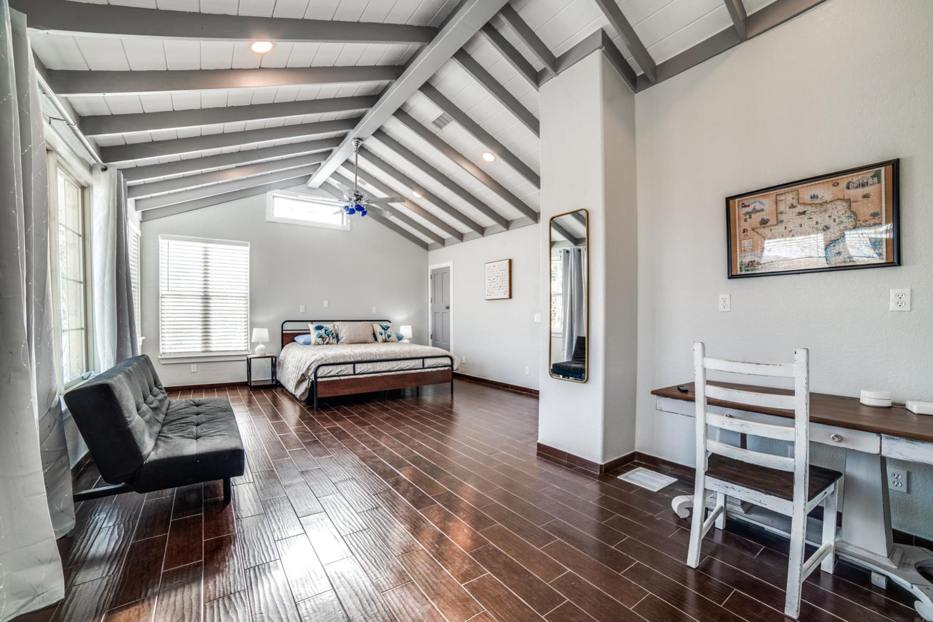 Five-Bedroom House - Photo 18