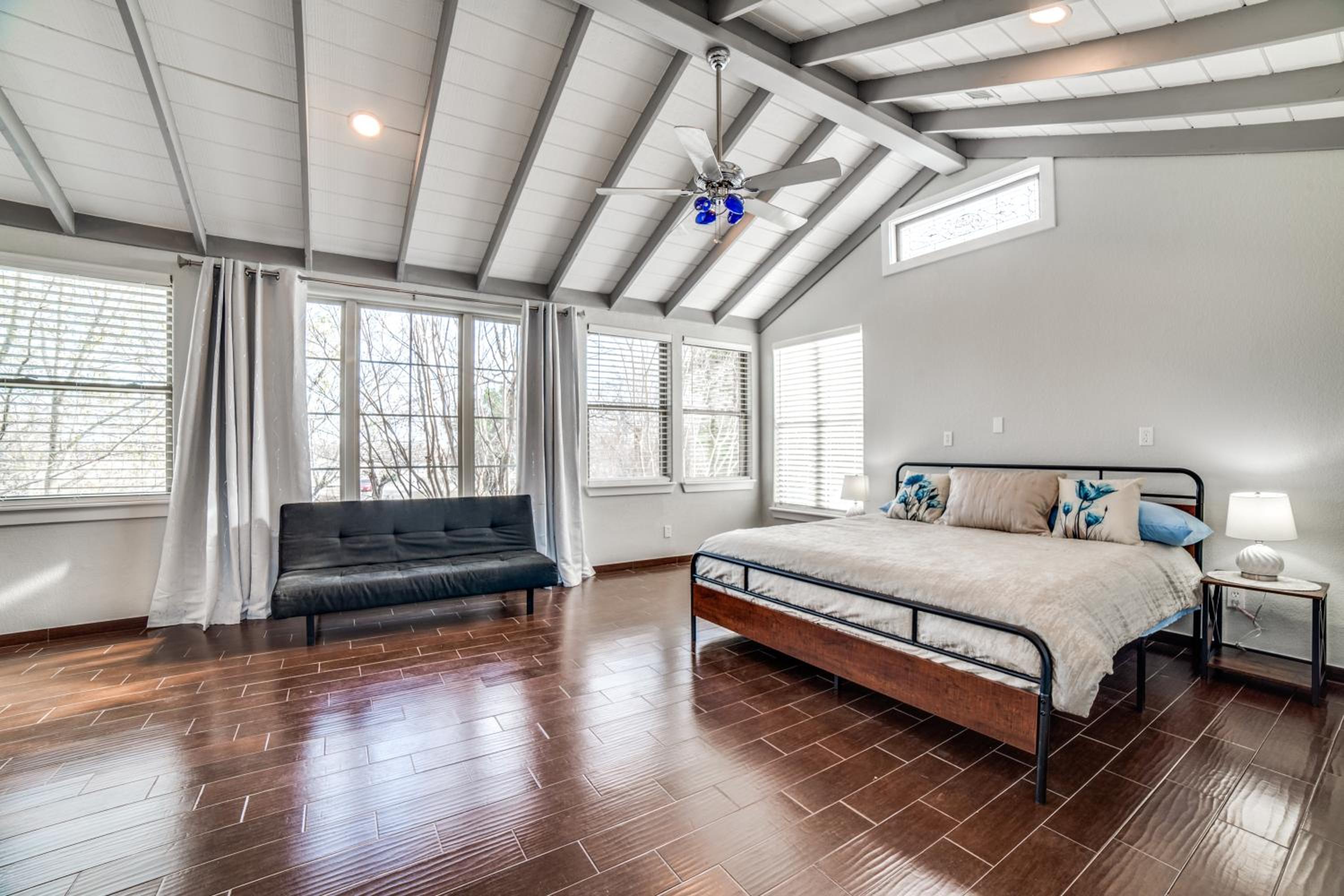 Five-Bedroom House - Photo 17