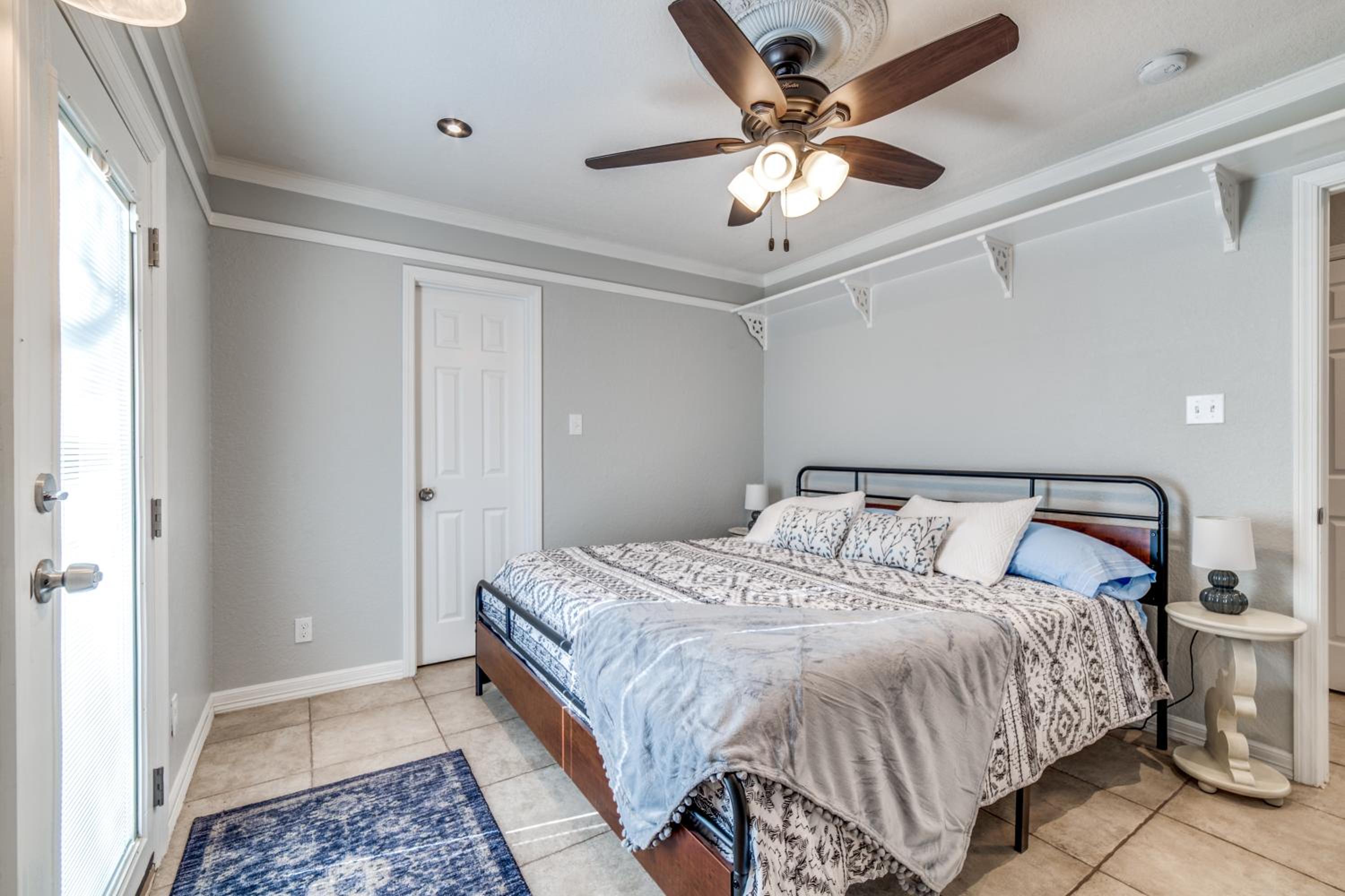Five-Bedroom House - Photo 16