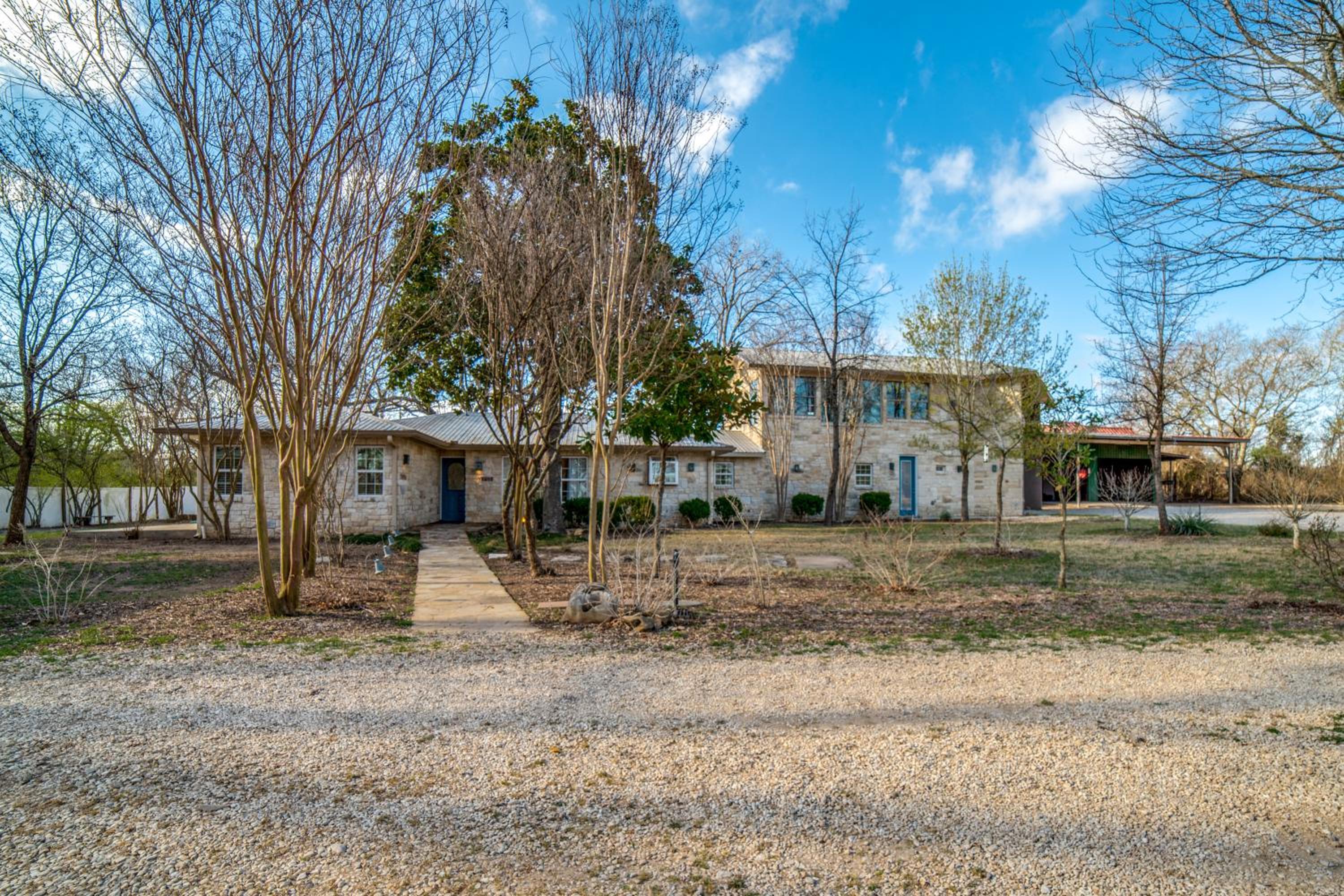 Five-Bedroom House - Photo 10
