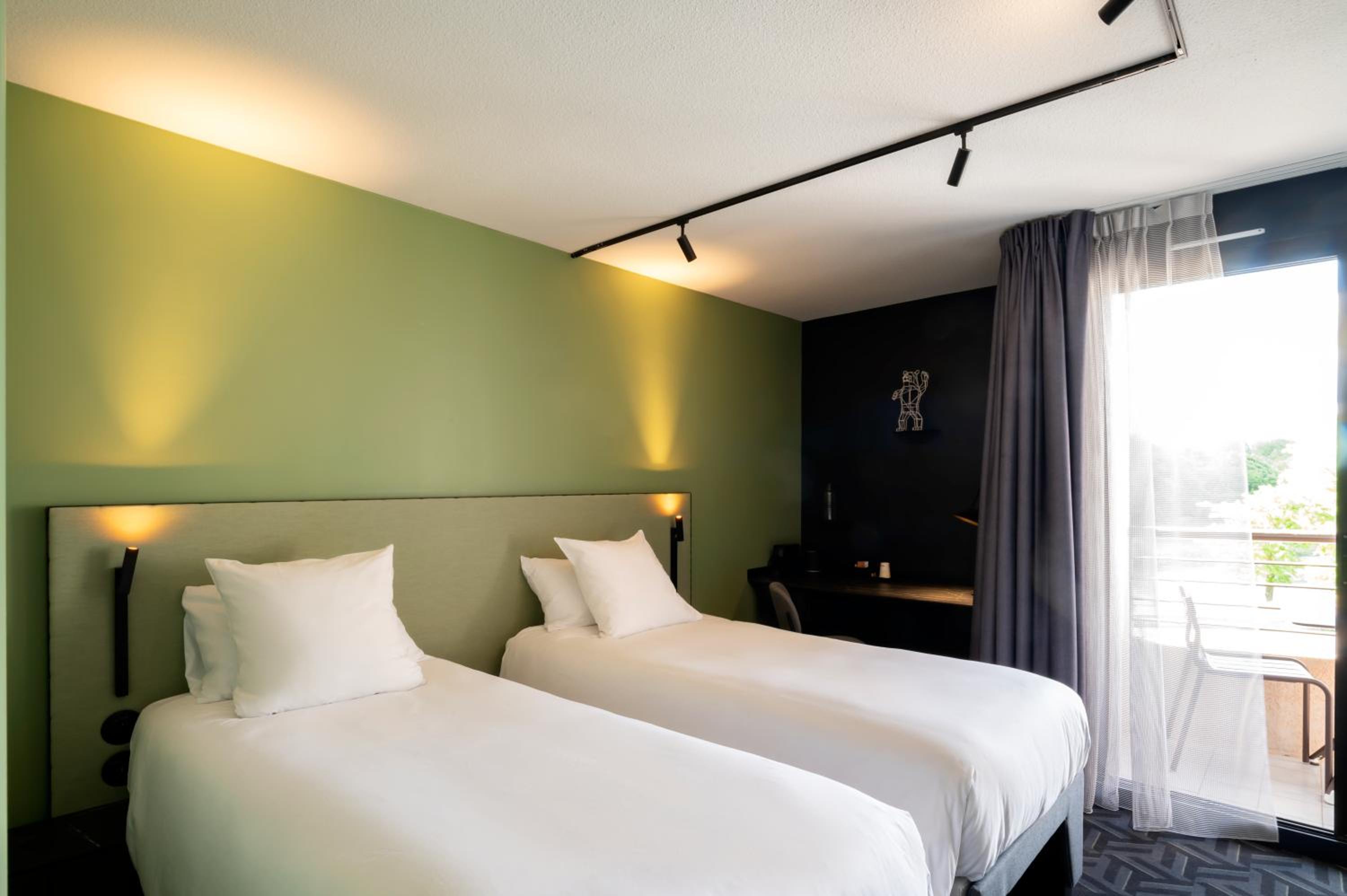 Comfort Twin Room with Balcony - City View - Photo 4