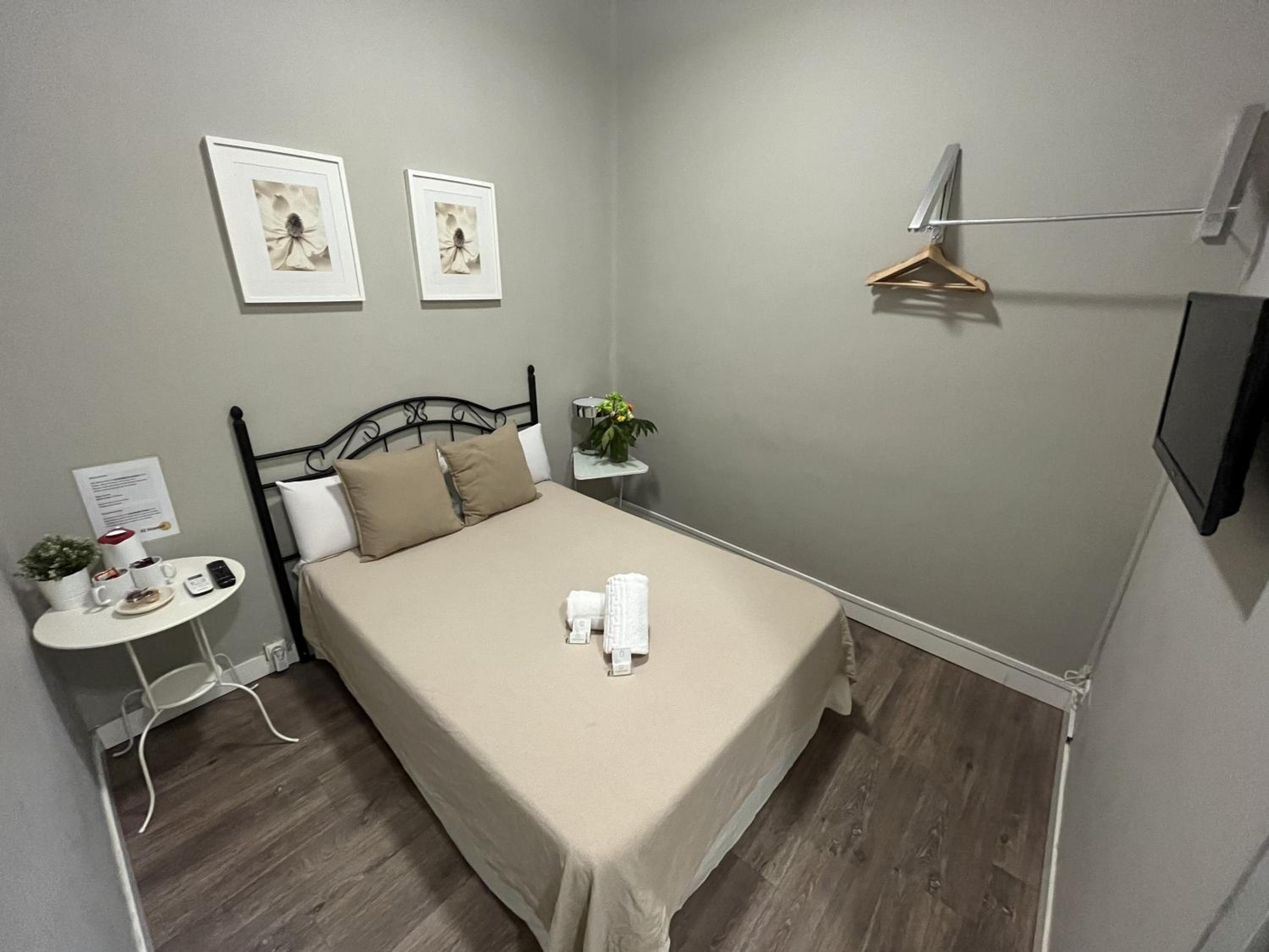 Budget Double Room with Small window - Photo 1