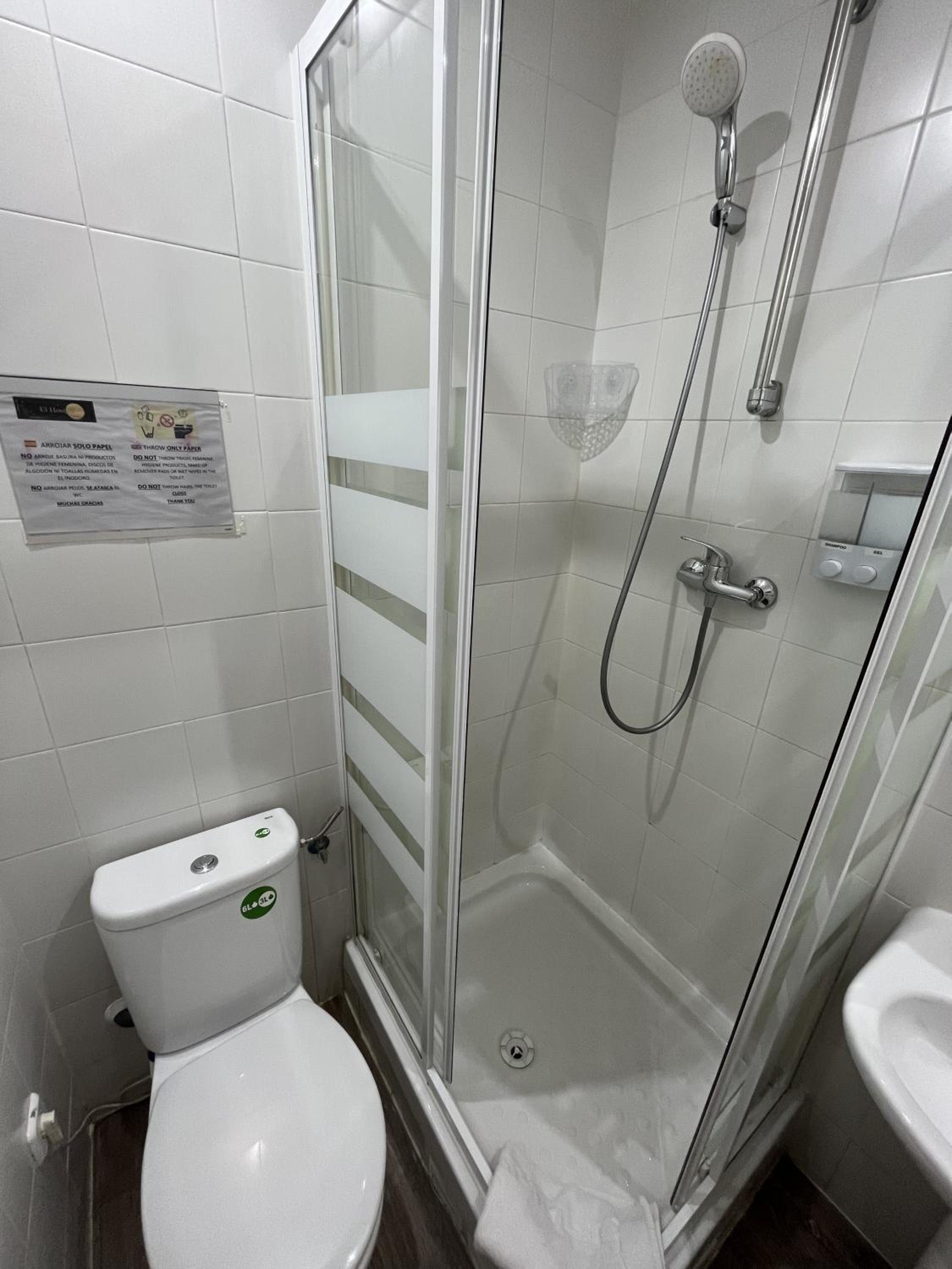 Budget Double Room with Small window - Photo 3