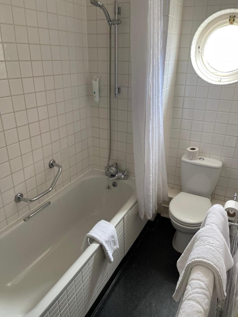 Twin Room - Photo 2