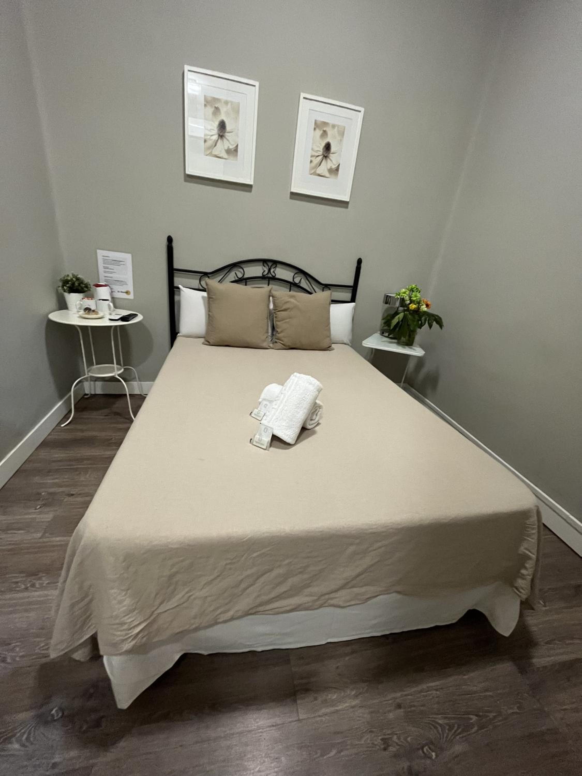 Budget Double Room with Small window - Photo 4