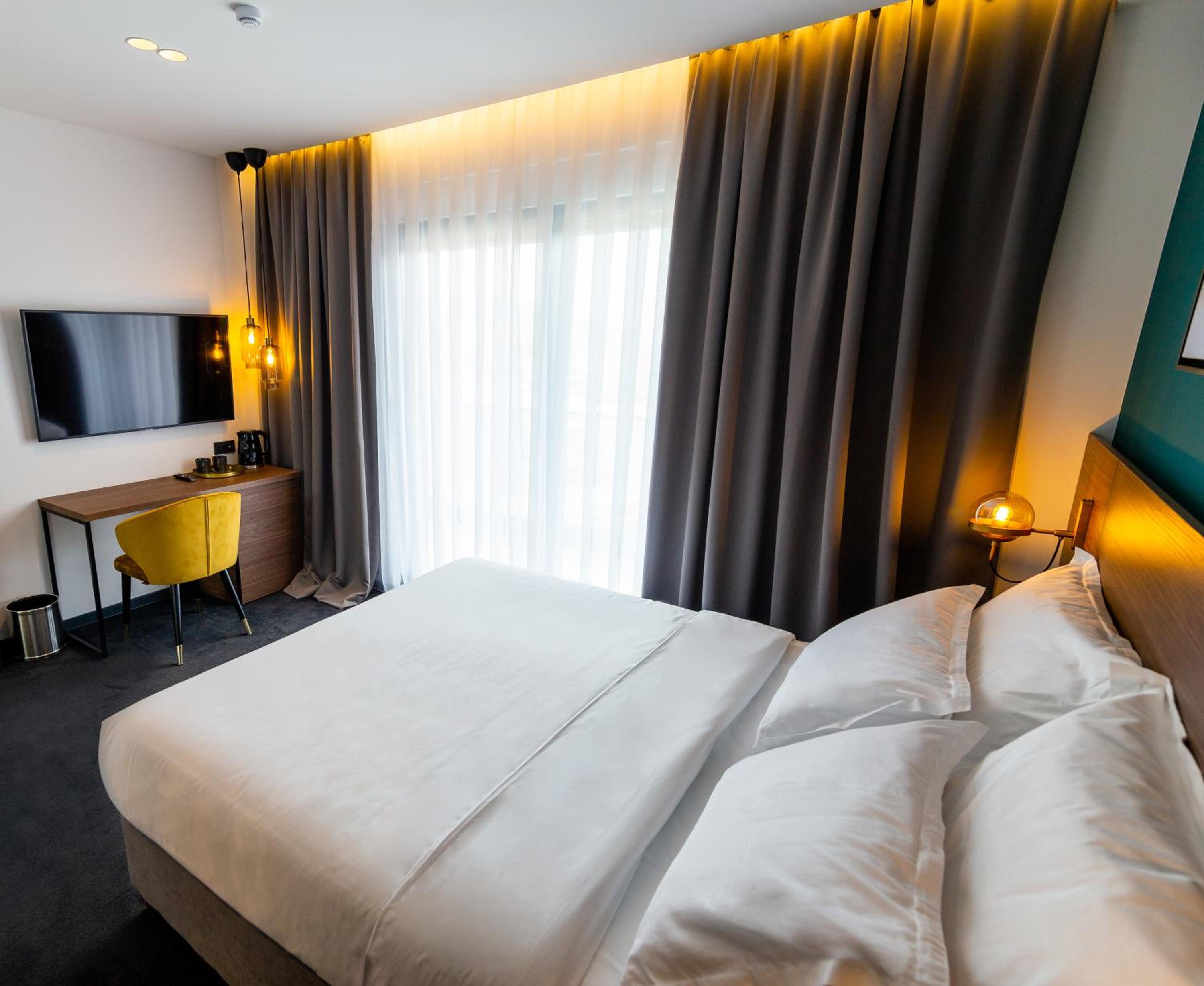 Deluxe Queen Room - Photo 2