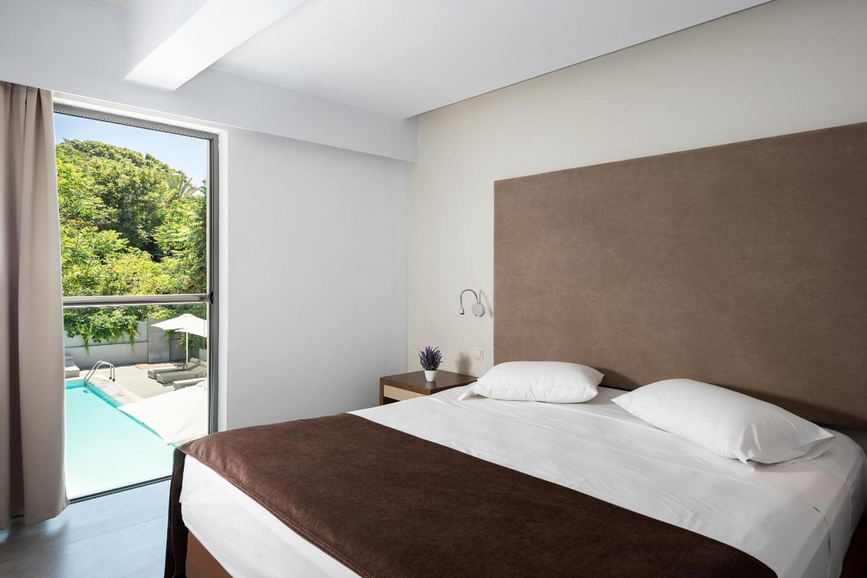 Superior Double Room with Pool View - No Balcony photo 1