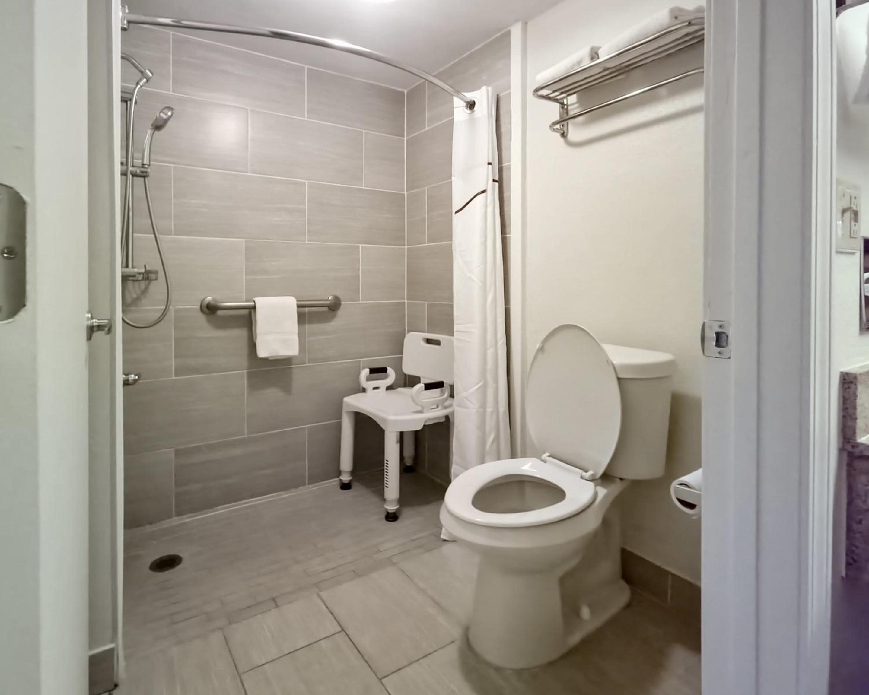 Deluxe Room with Two Full Beds Disability Access Roll-In Shower Non-Smoking photo 3