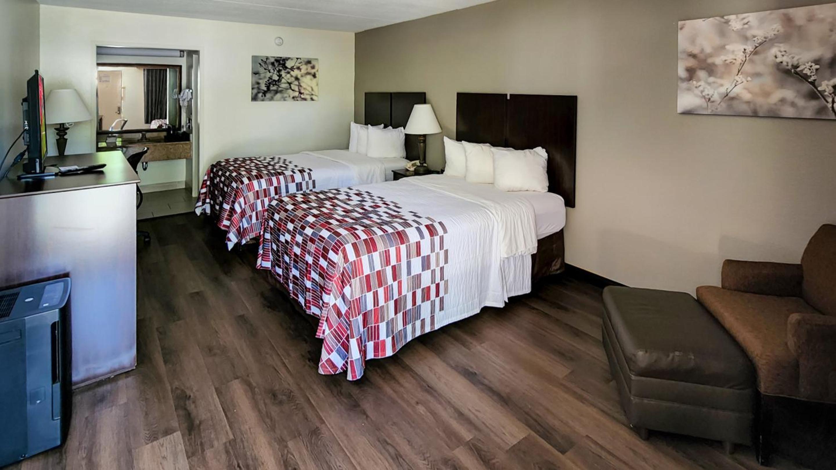 Deluxe Room with Two Queen Beds Non-Smoking - Photo 3
