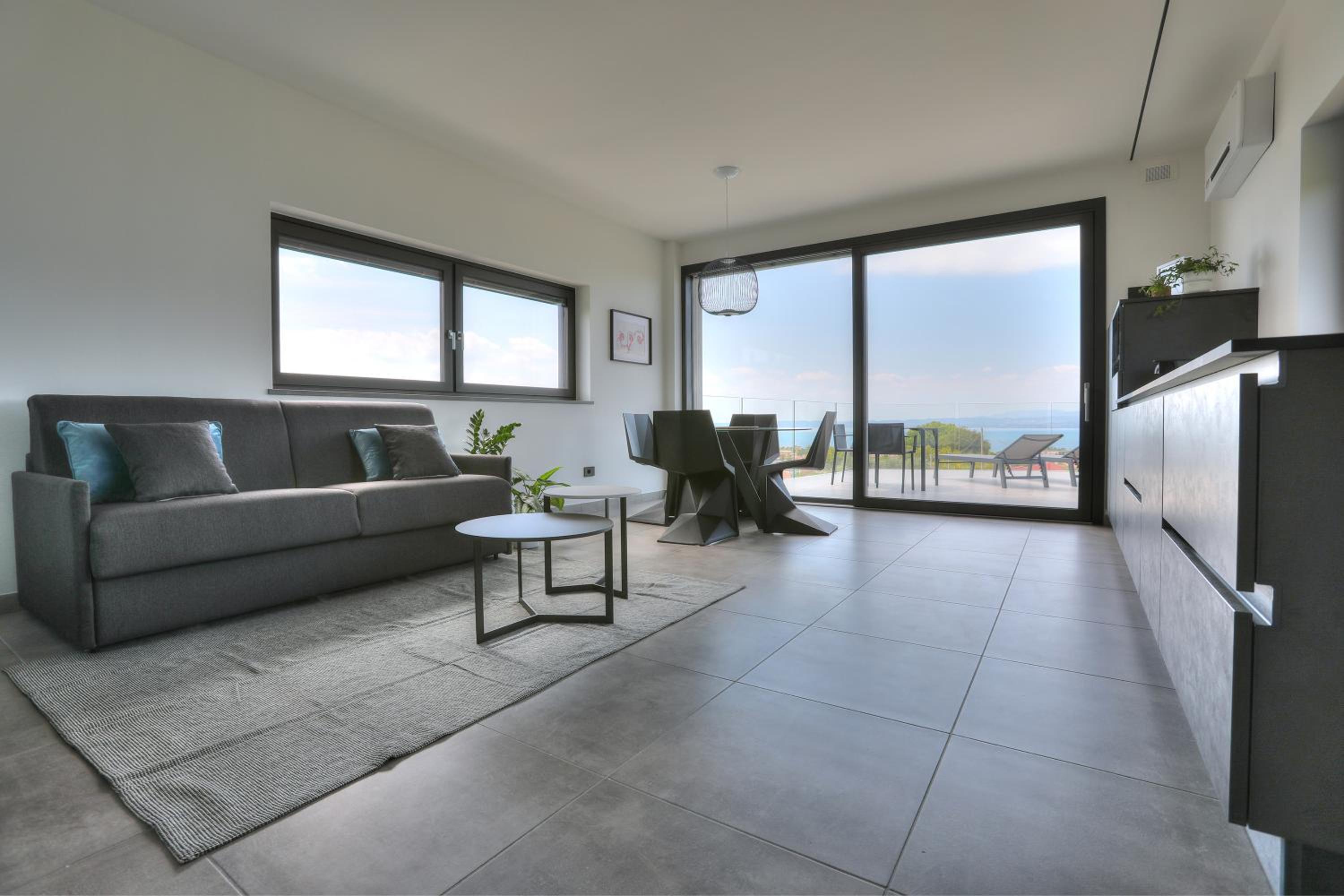 Apartment with Lake View