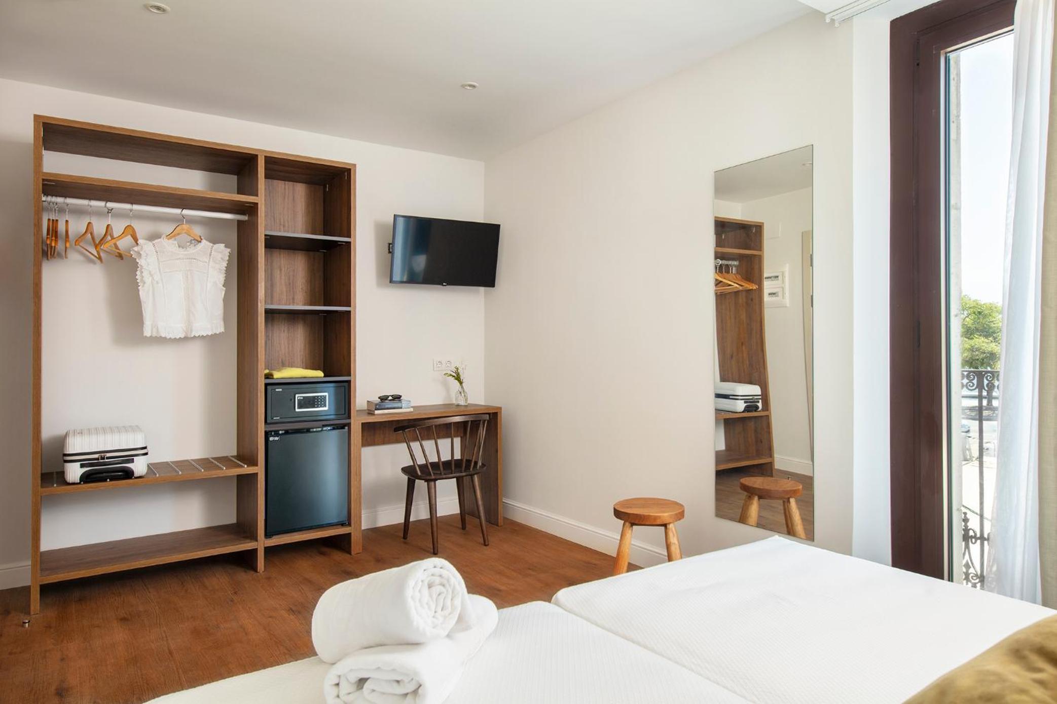 Superior Twin Room with Port View photo 3