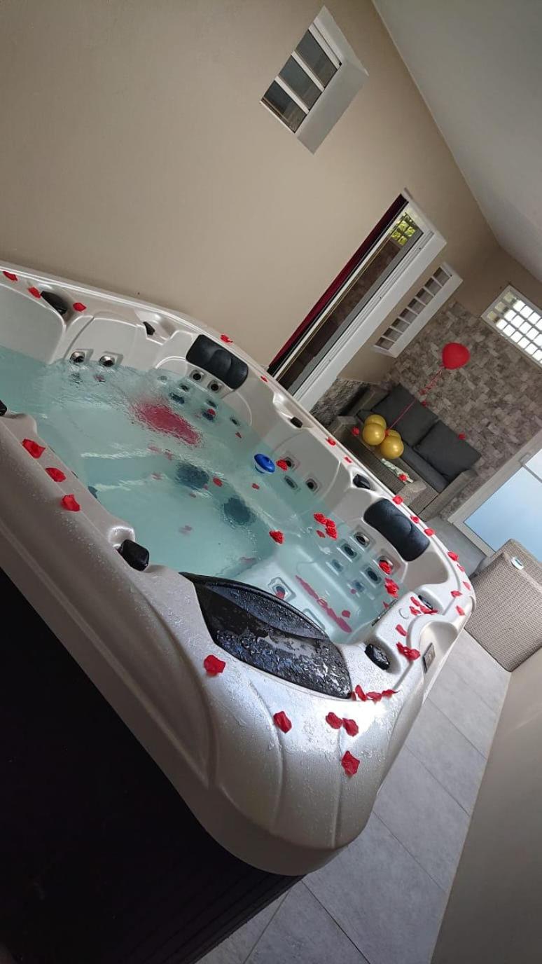Suite with Hot Tub - Photo 4