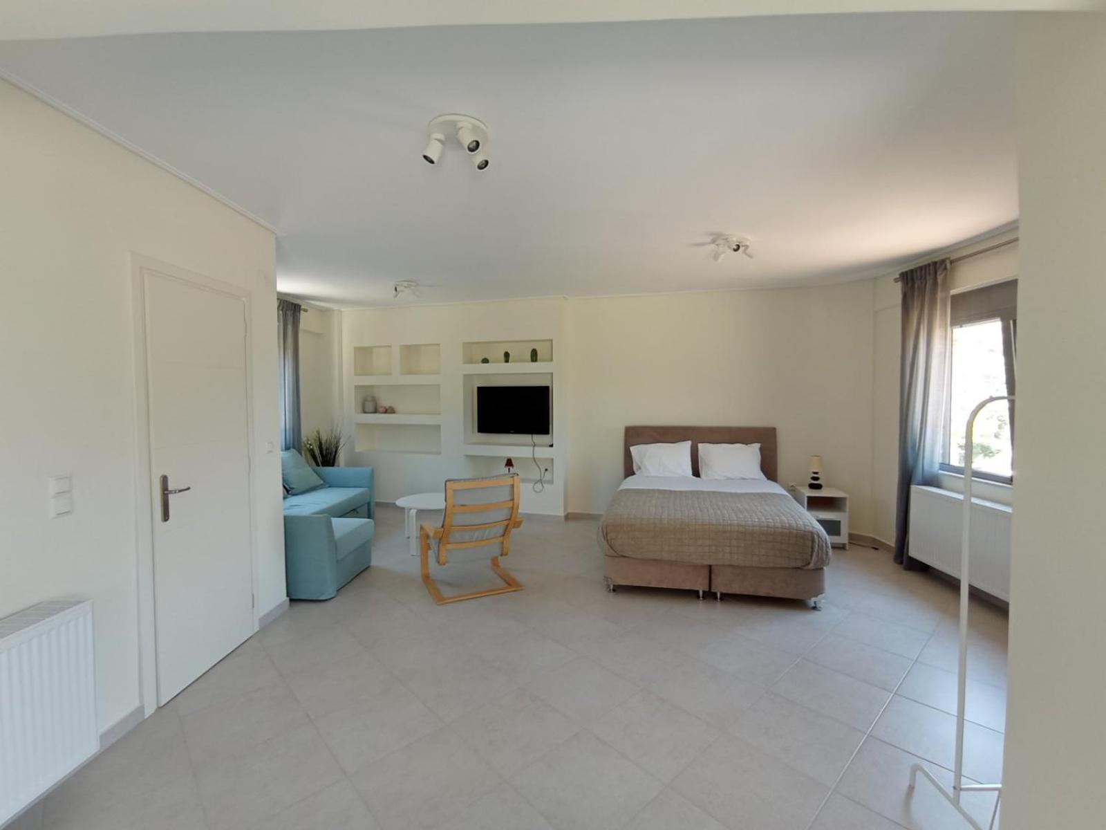 One-Bedroom Apartment - Photo 2
