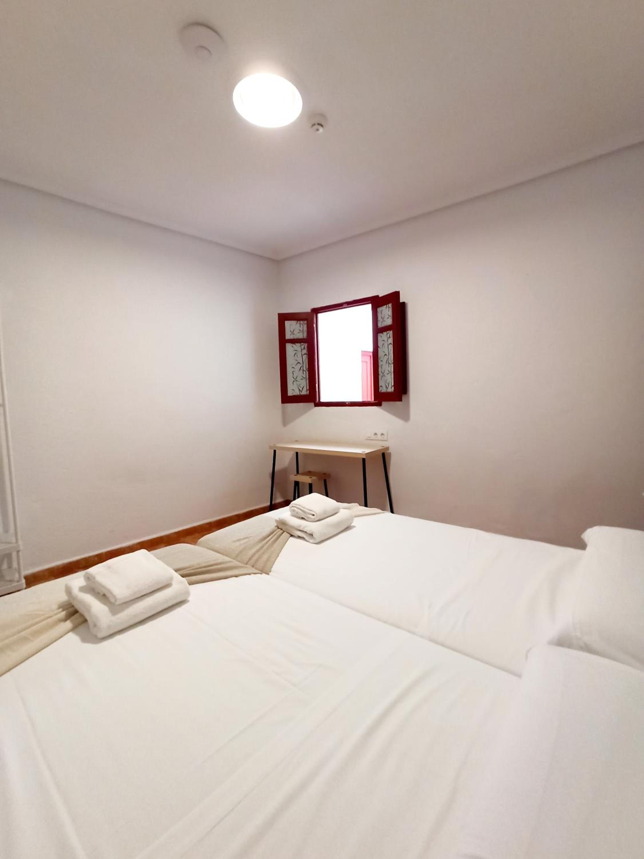Twin Room - Photo 3