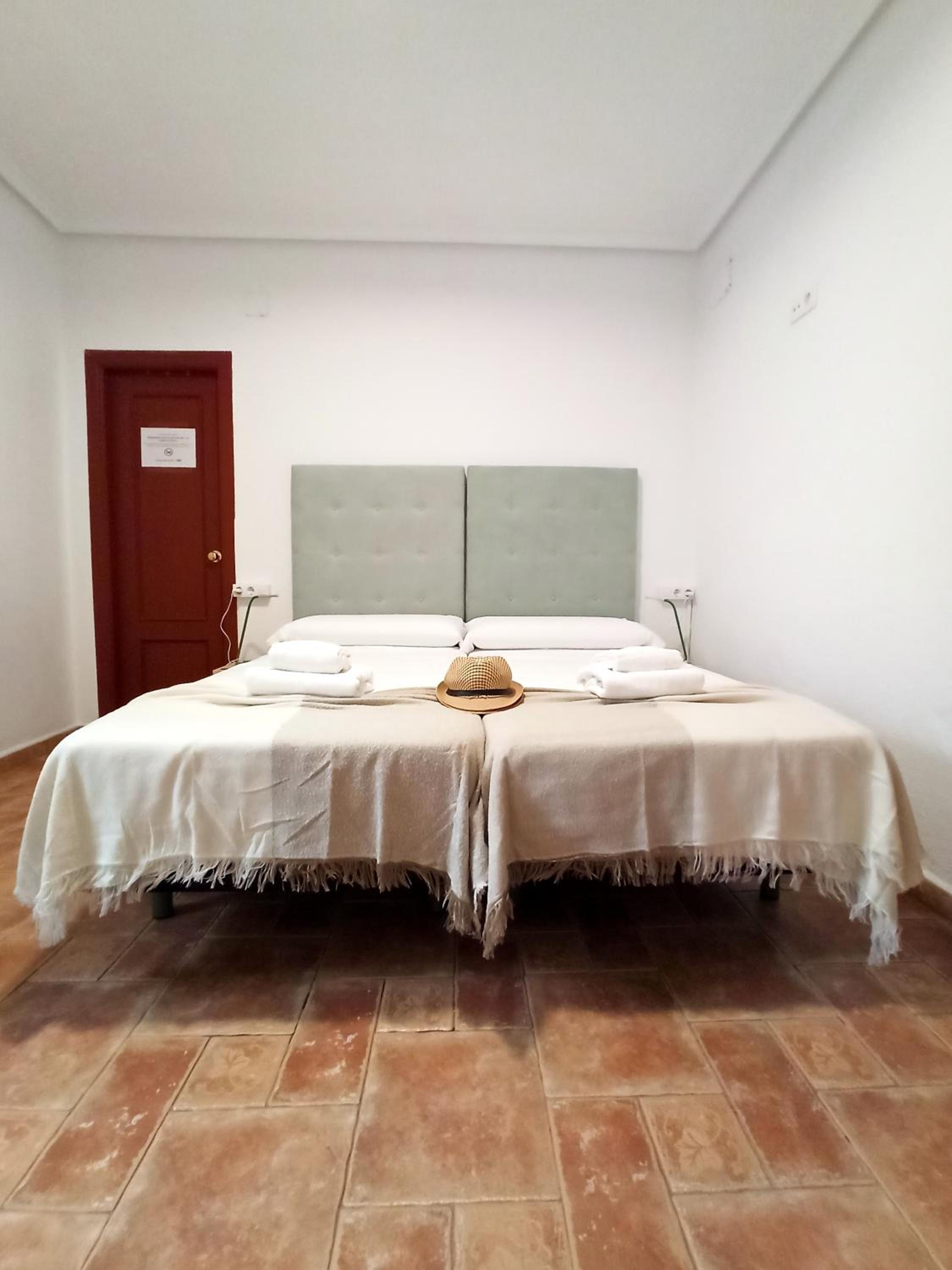 Twin Room - Photo 4