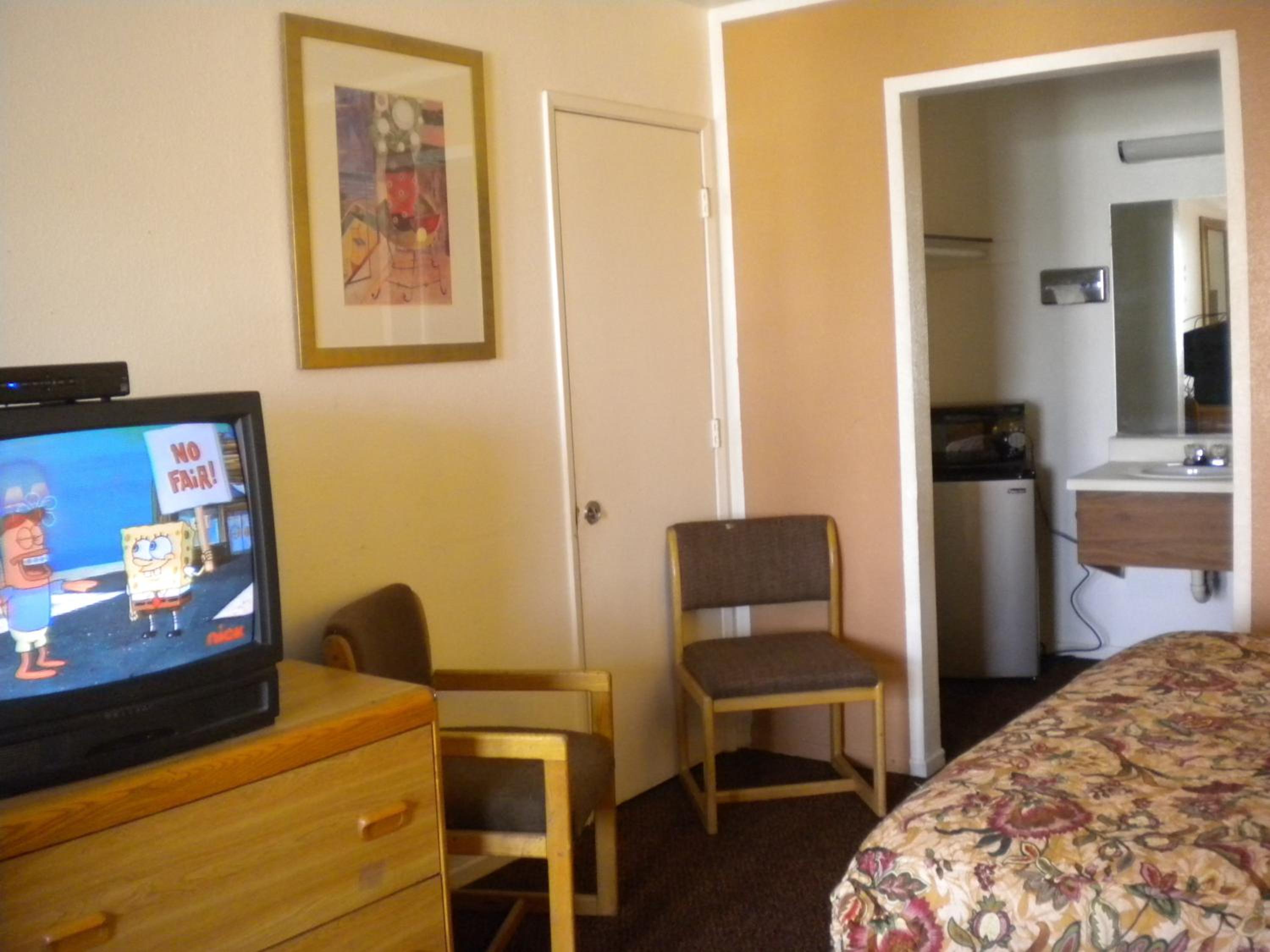 Standard Queen Room with Two Queen Beds - Photo 2