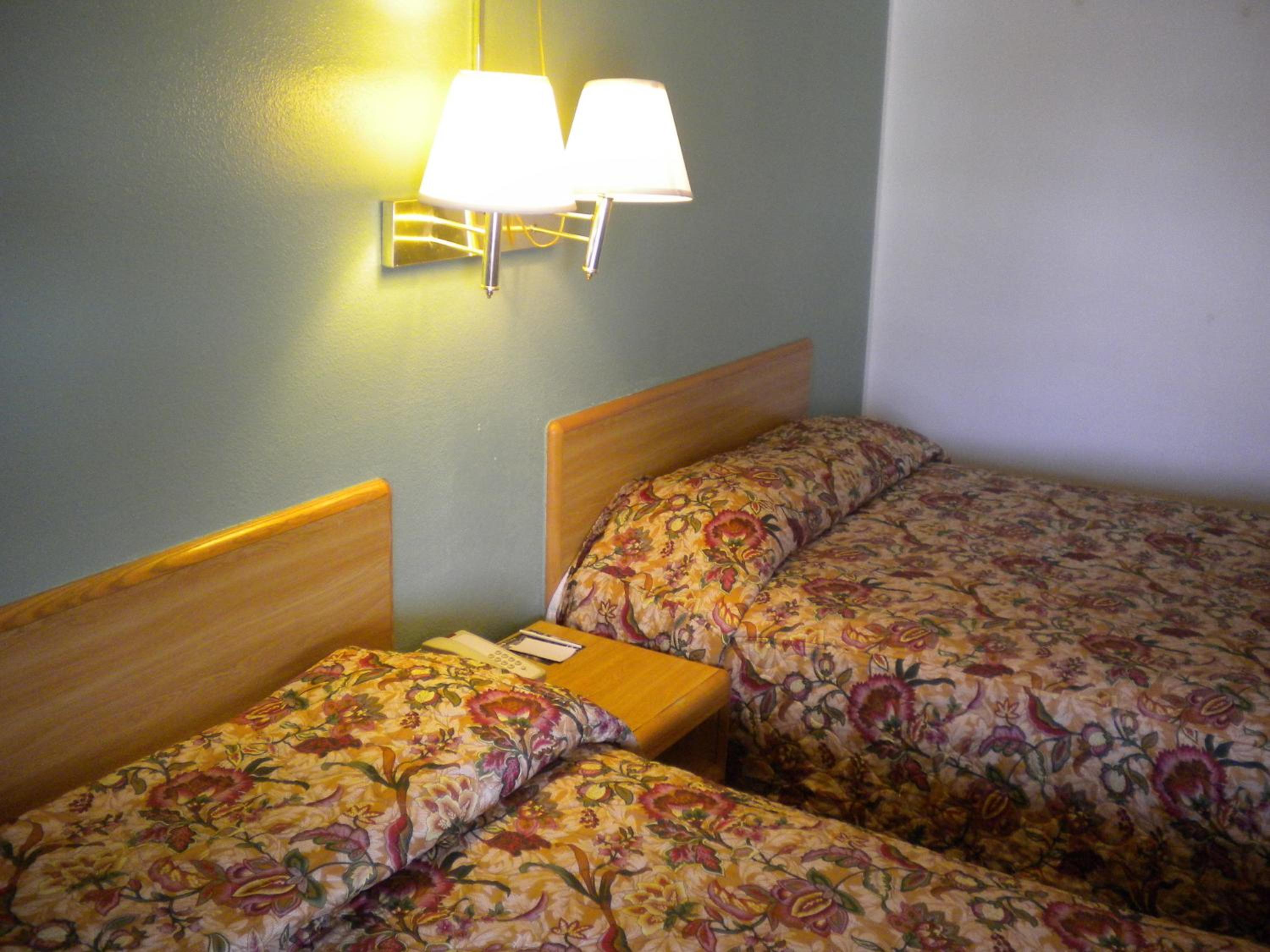 Standard Queen Room with Two Queen Beds - Photo 4