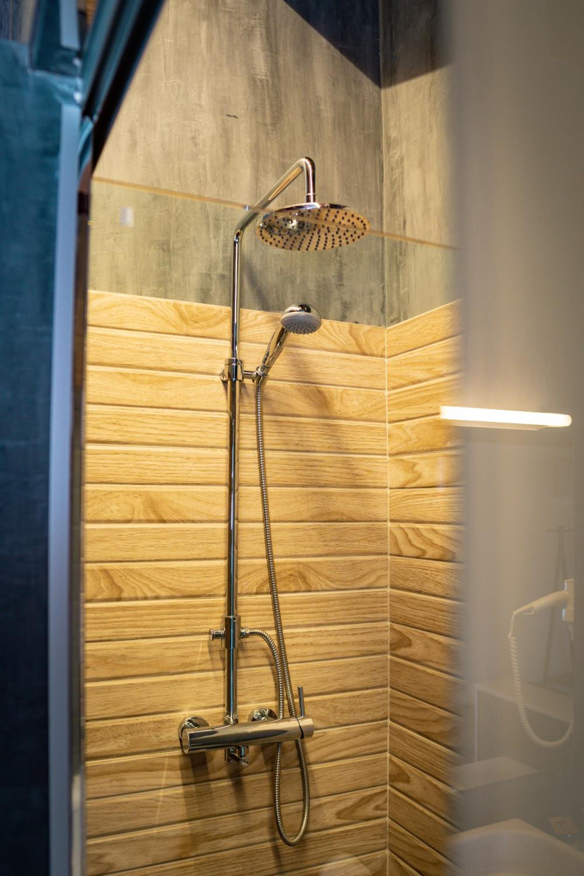 Queen Suite with Spa Bath photo 2