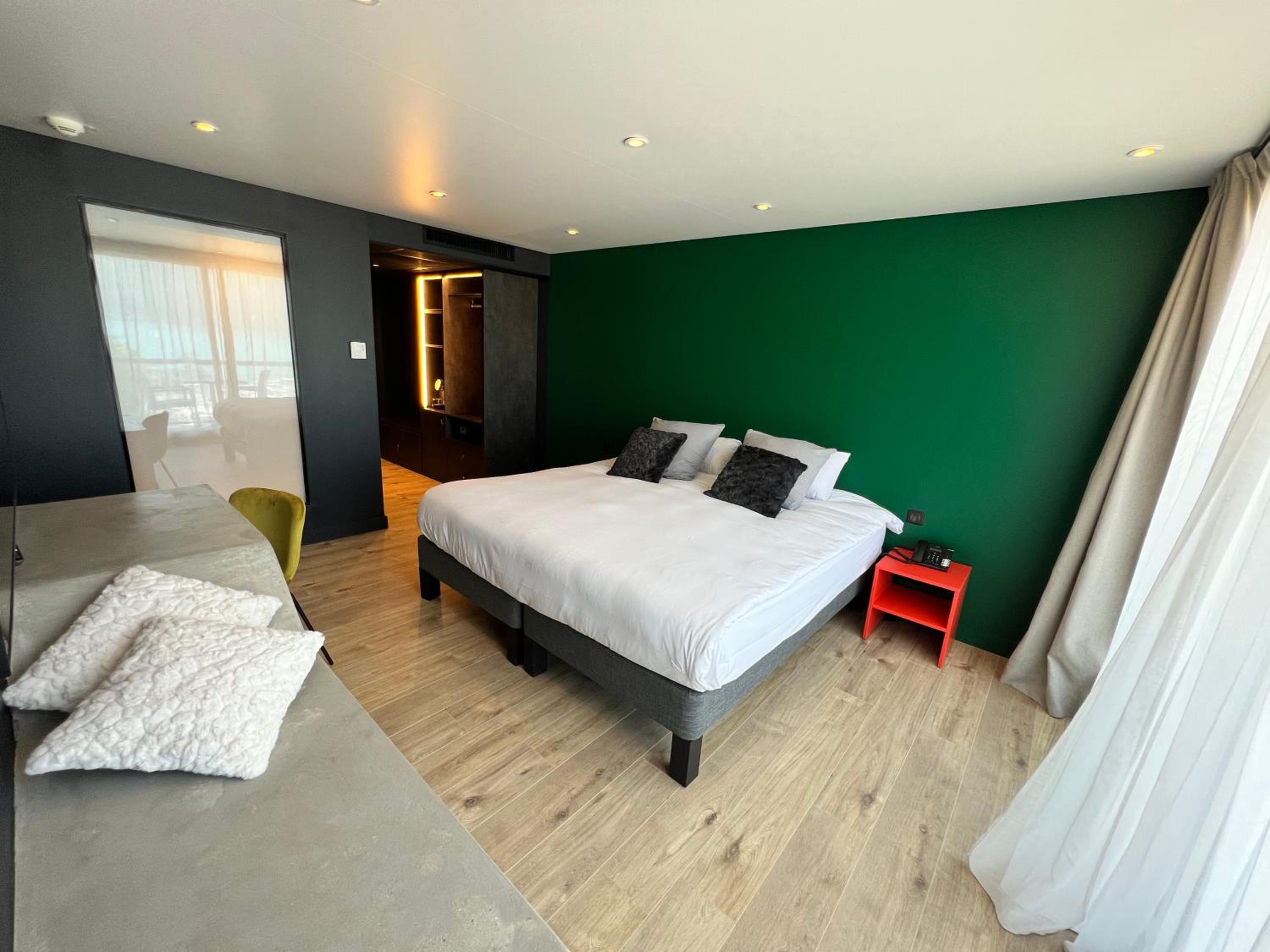 Suite with Hot Tub - Photo 1