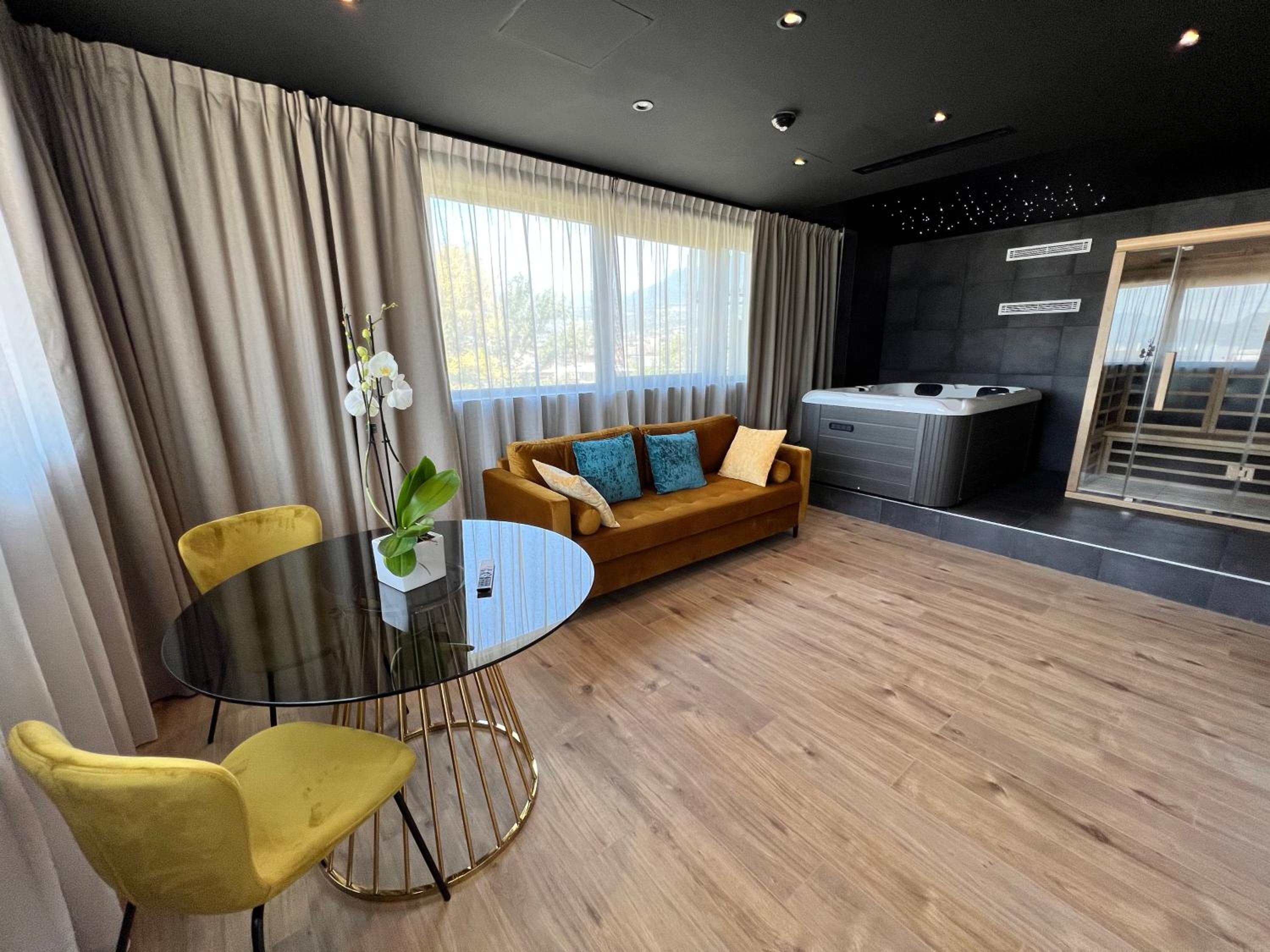 Suite with Hot Tub - Photo 4