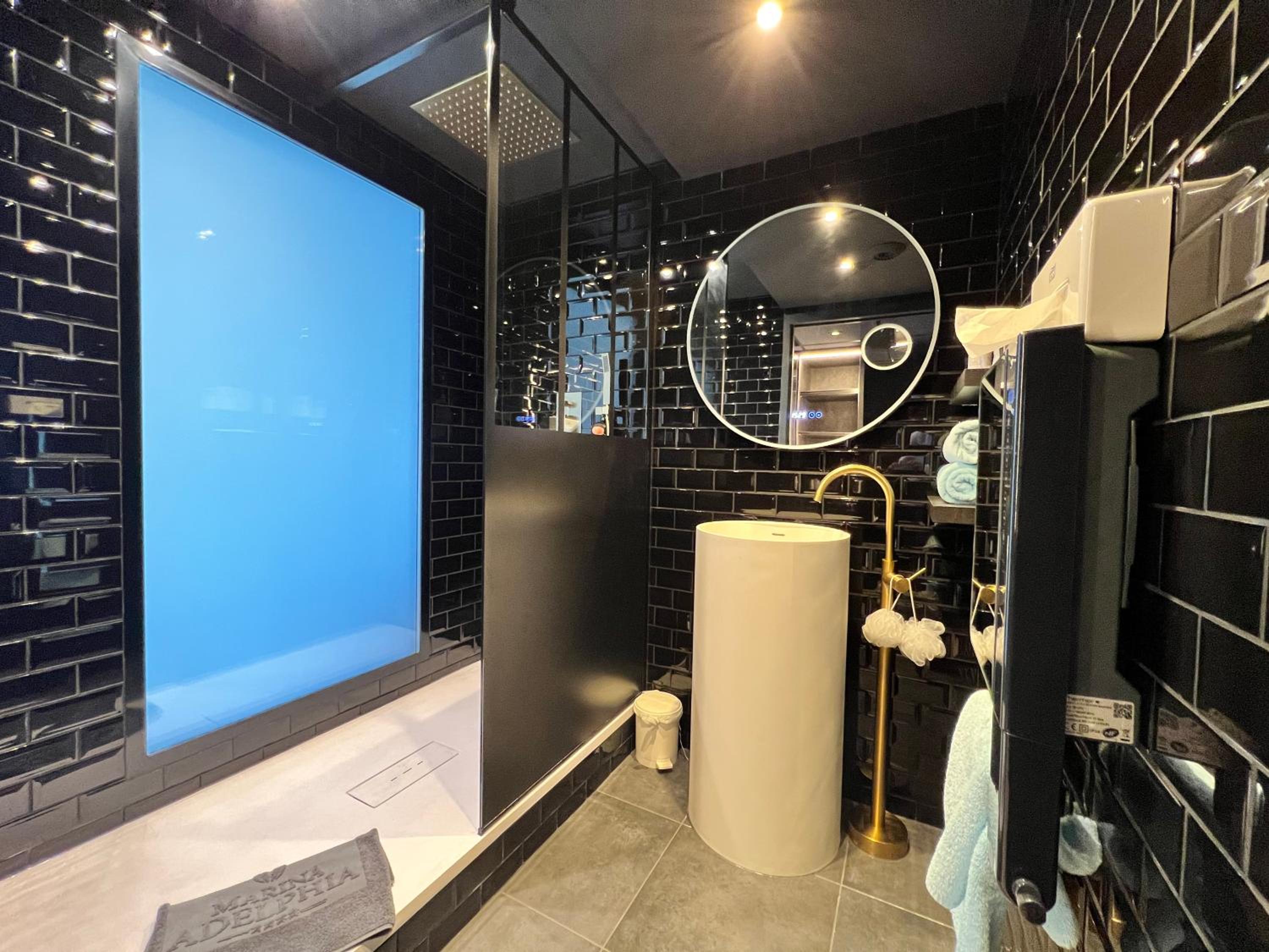 Suite with Hot Tub - Photo 2