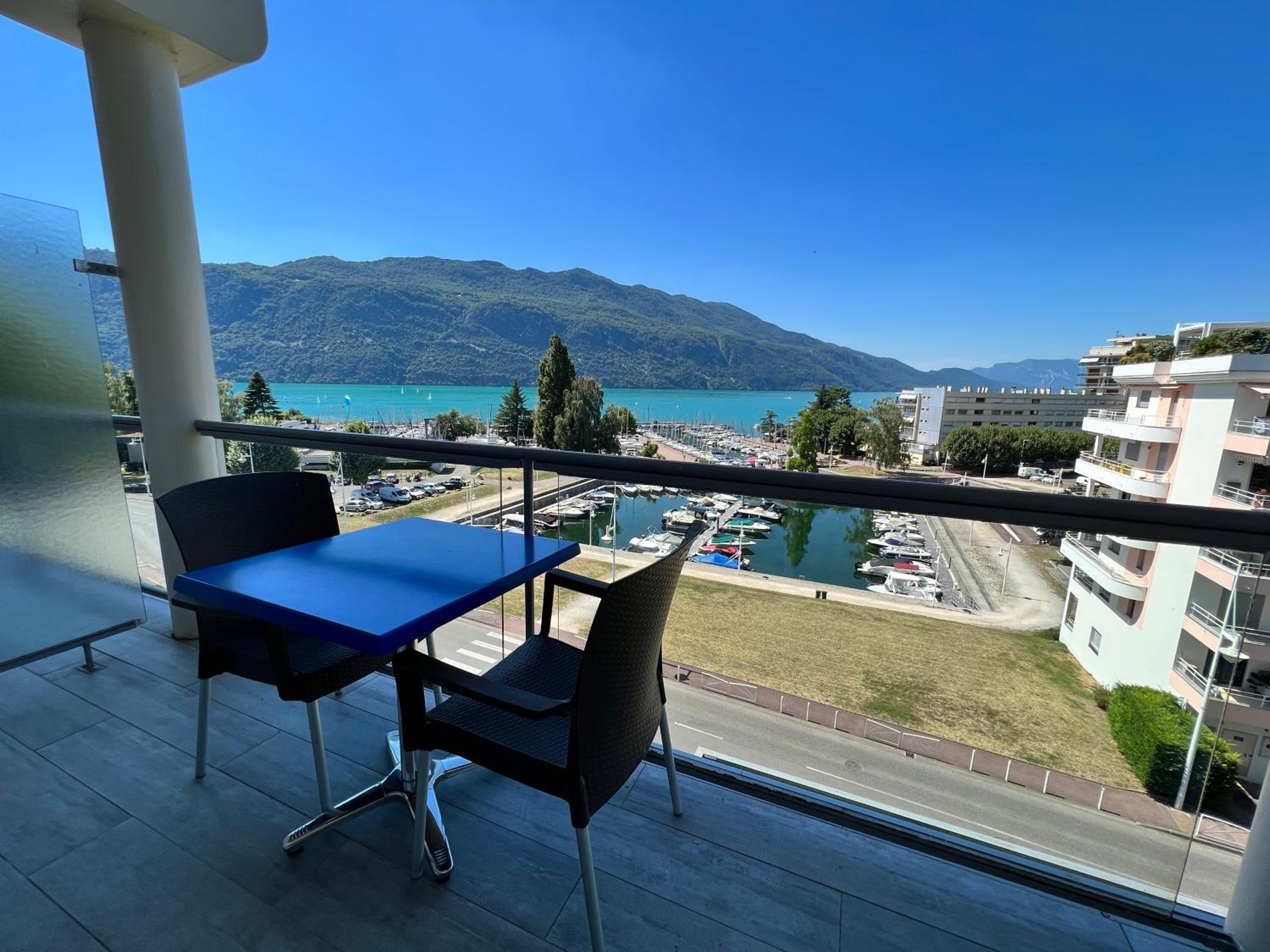 Suite with Hot Tub - Photo 3