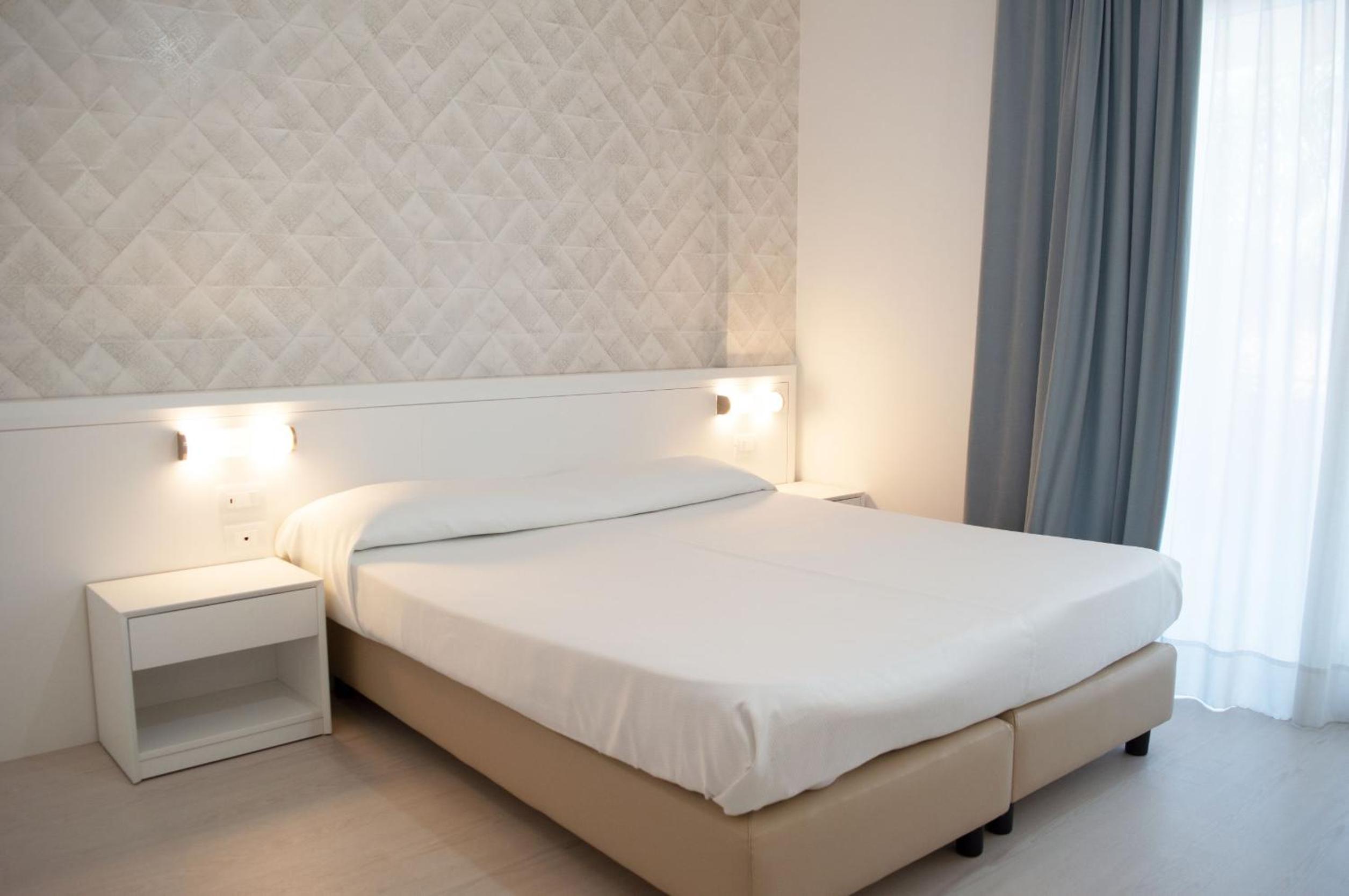 Elegance Triple Room Dependence 