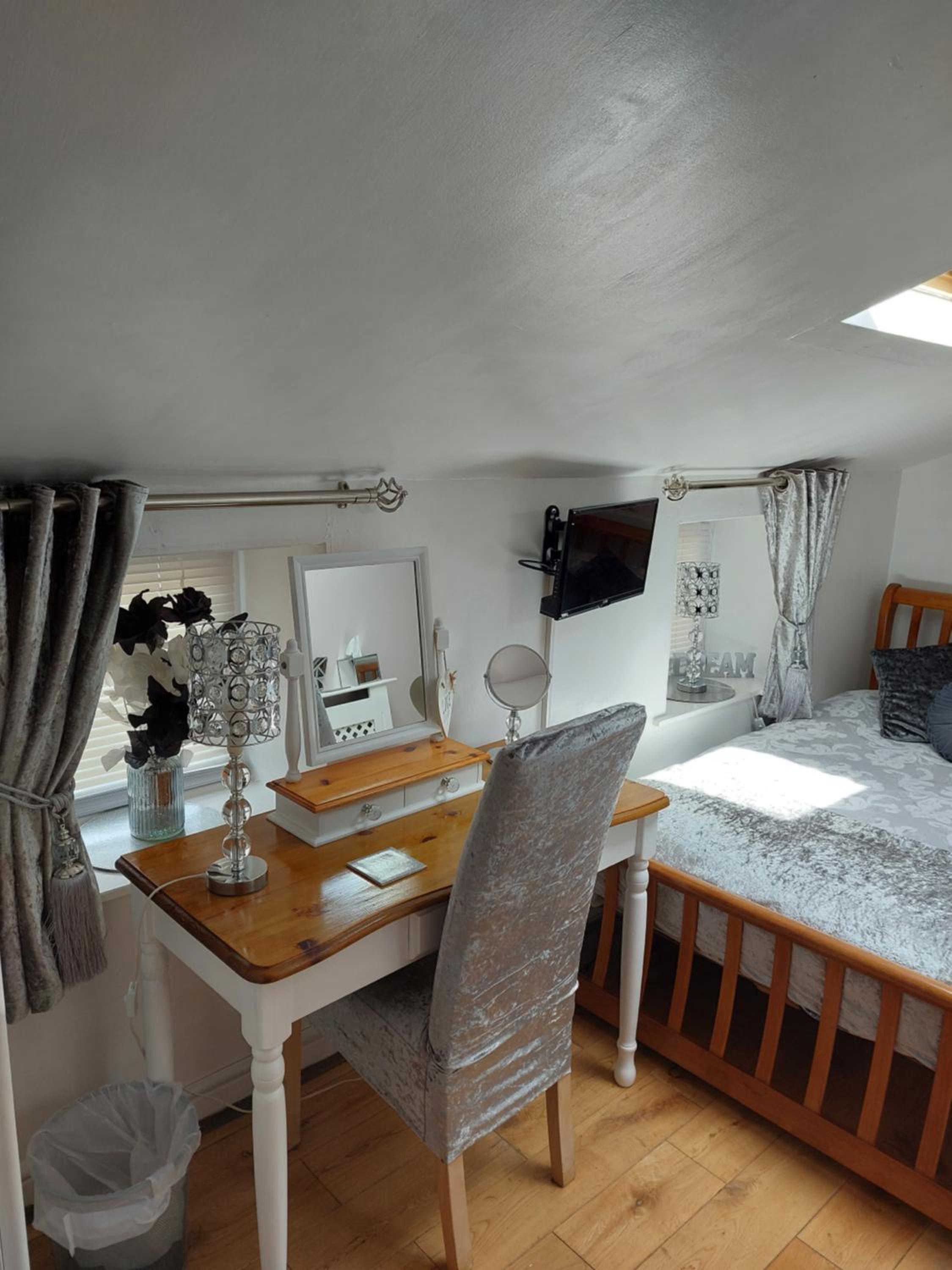 Single Room with Private Bathroom photo 3