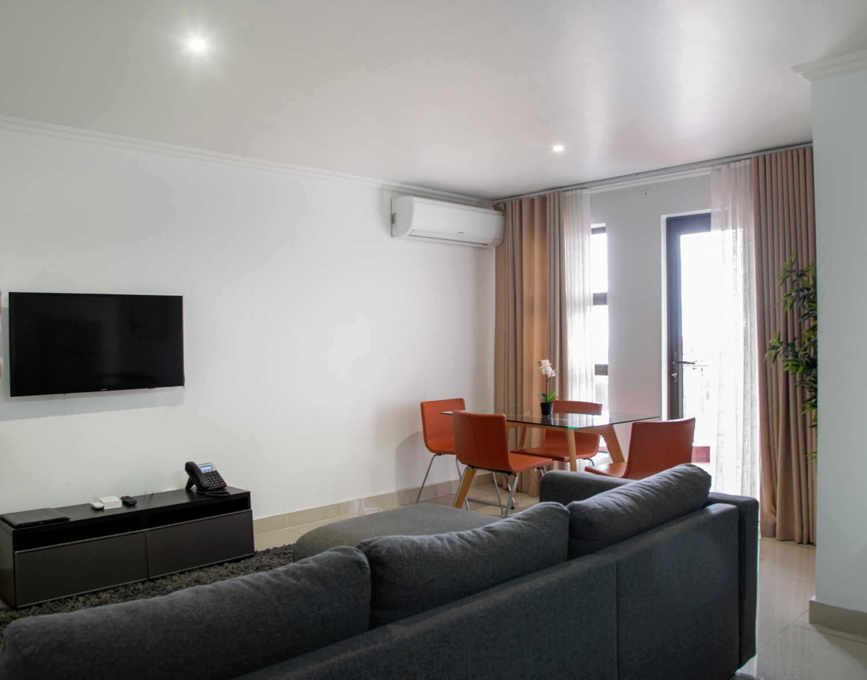 Deluxe King Suite photo 3