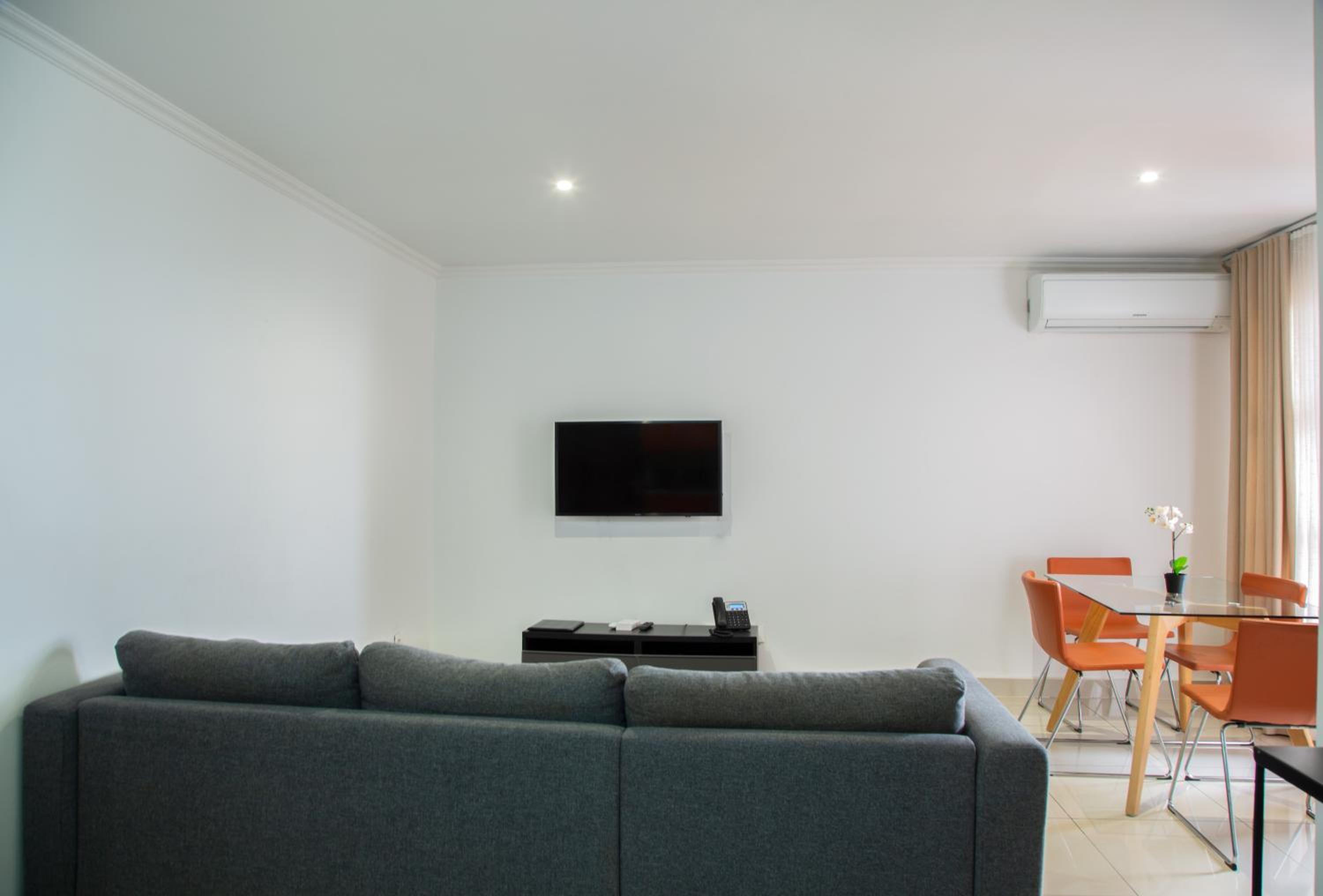 Deluxe King Suite photo 2
