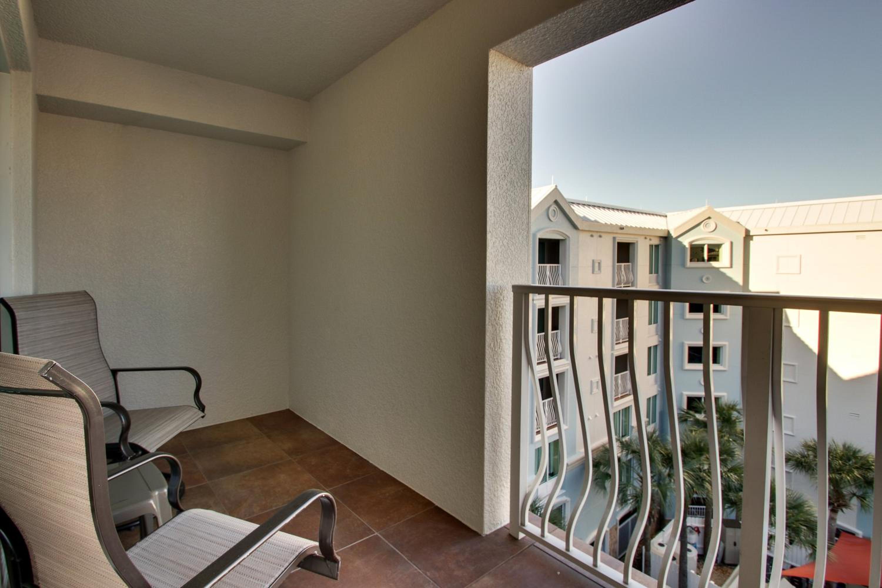 Standard King Room with Balcony and Pool View thumbnail 5