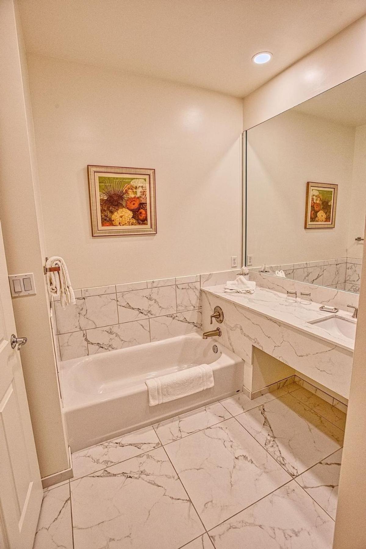 King Room - Non-Smoking - Photo 4