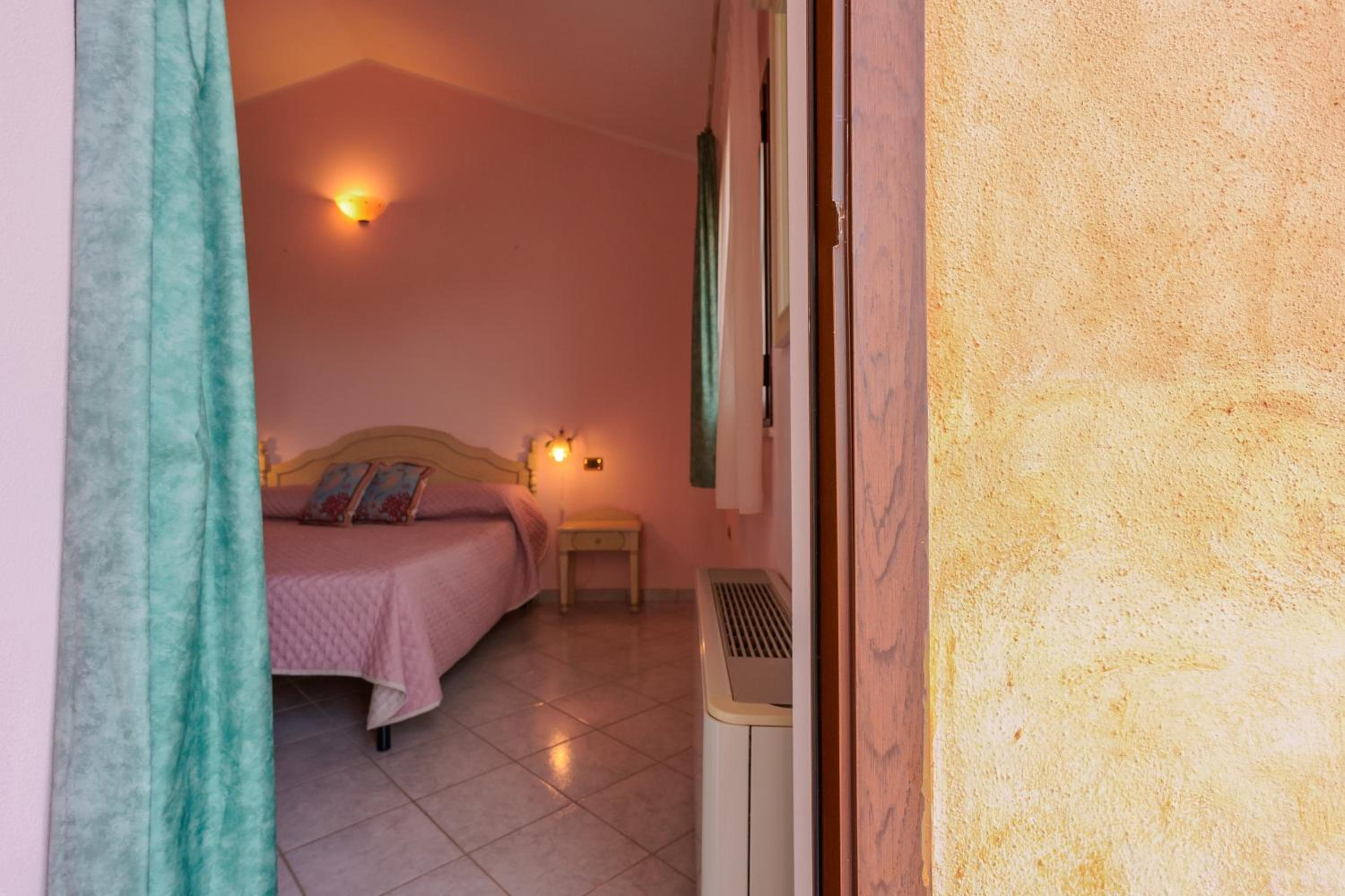 Superior Double or Twin Room with Pool View photo 3