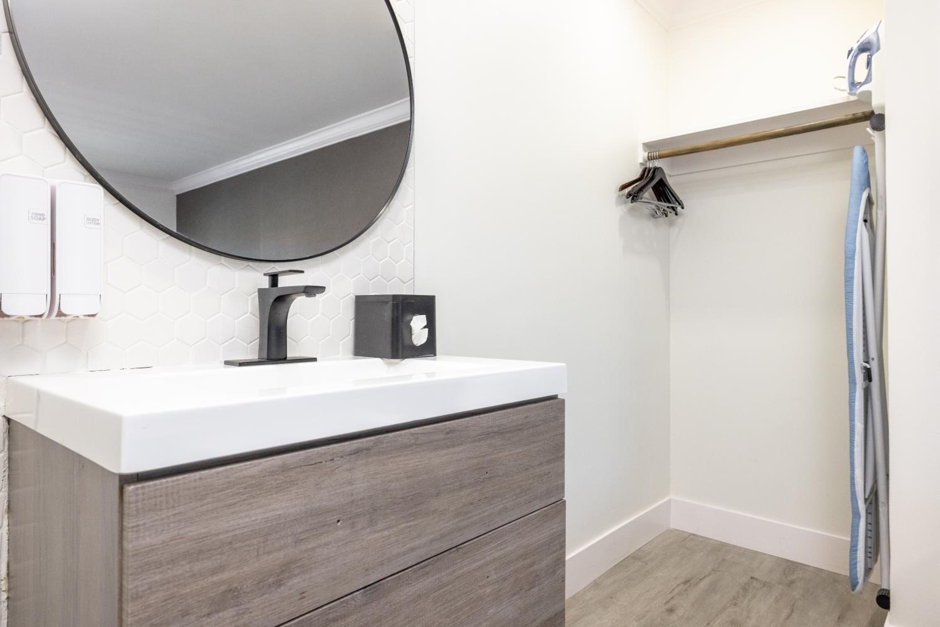 Standard King Room - Photo 22