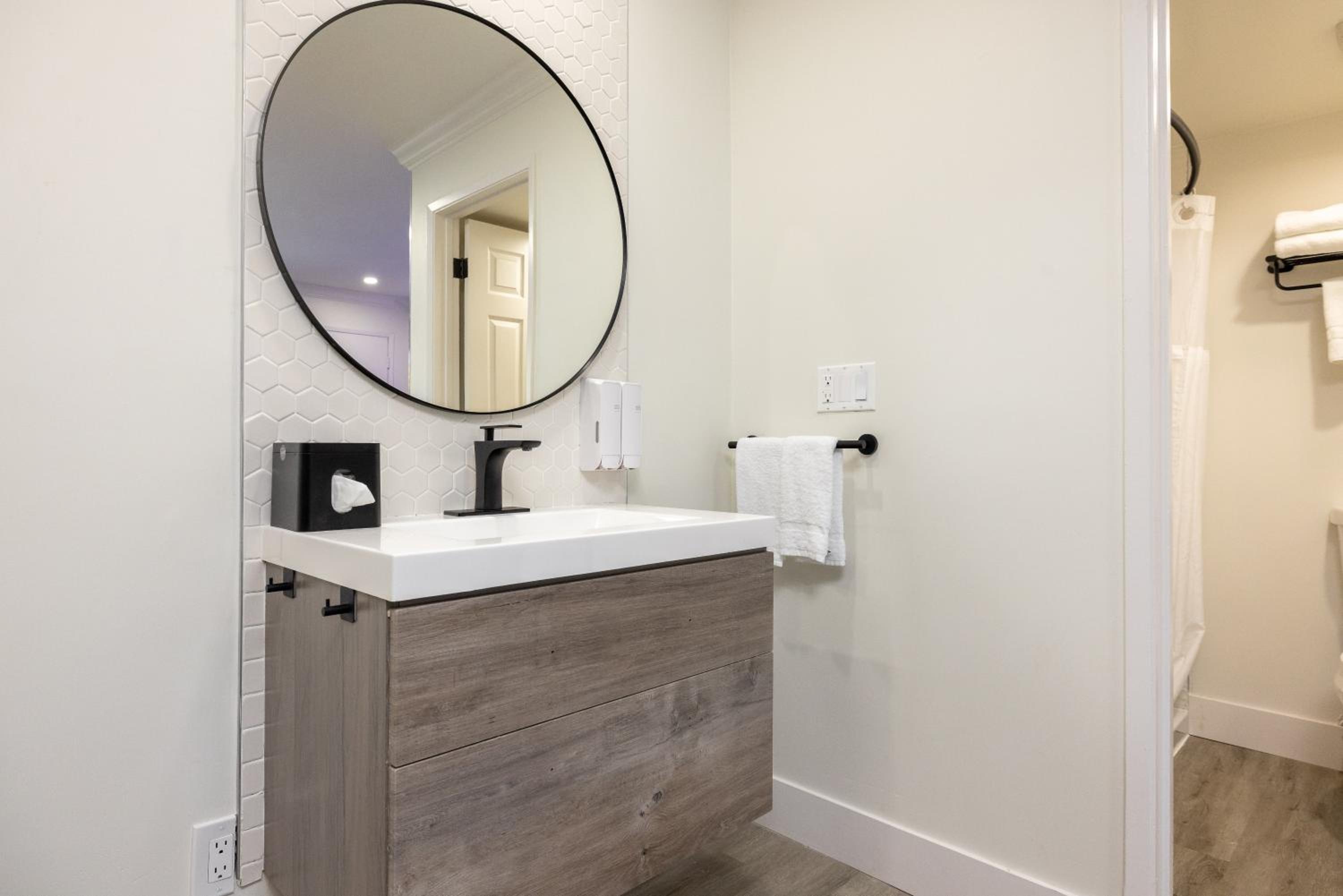 Standard King Room - Photo 5
