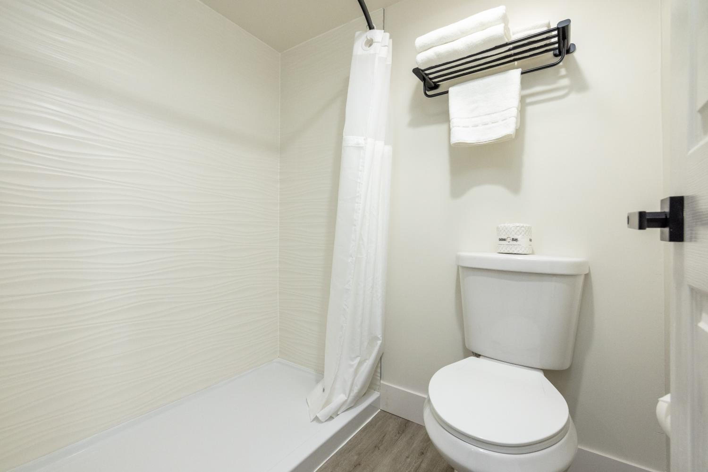 Standard King Room - Photo 9