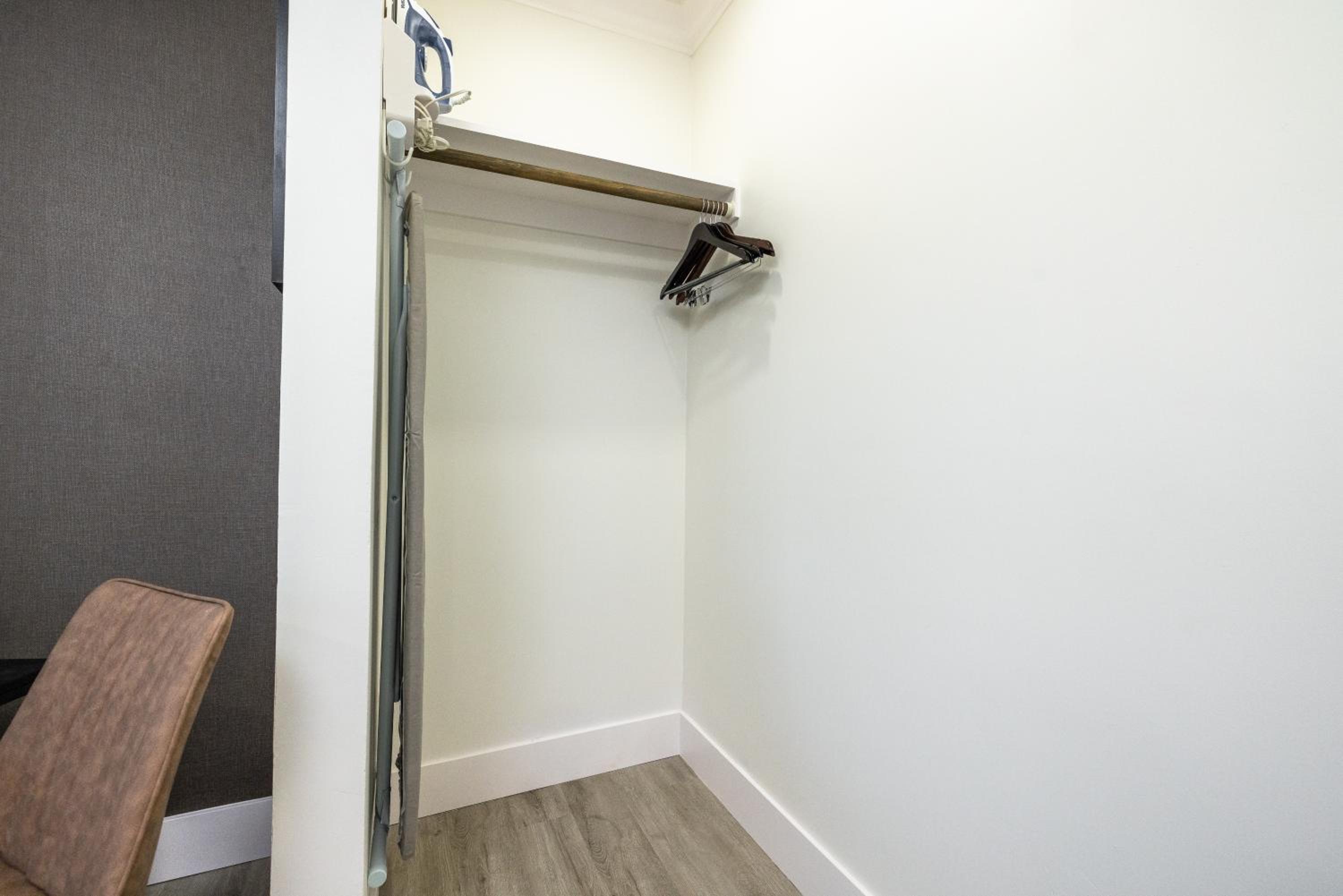 Standard King Room - Photo 15