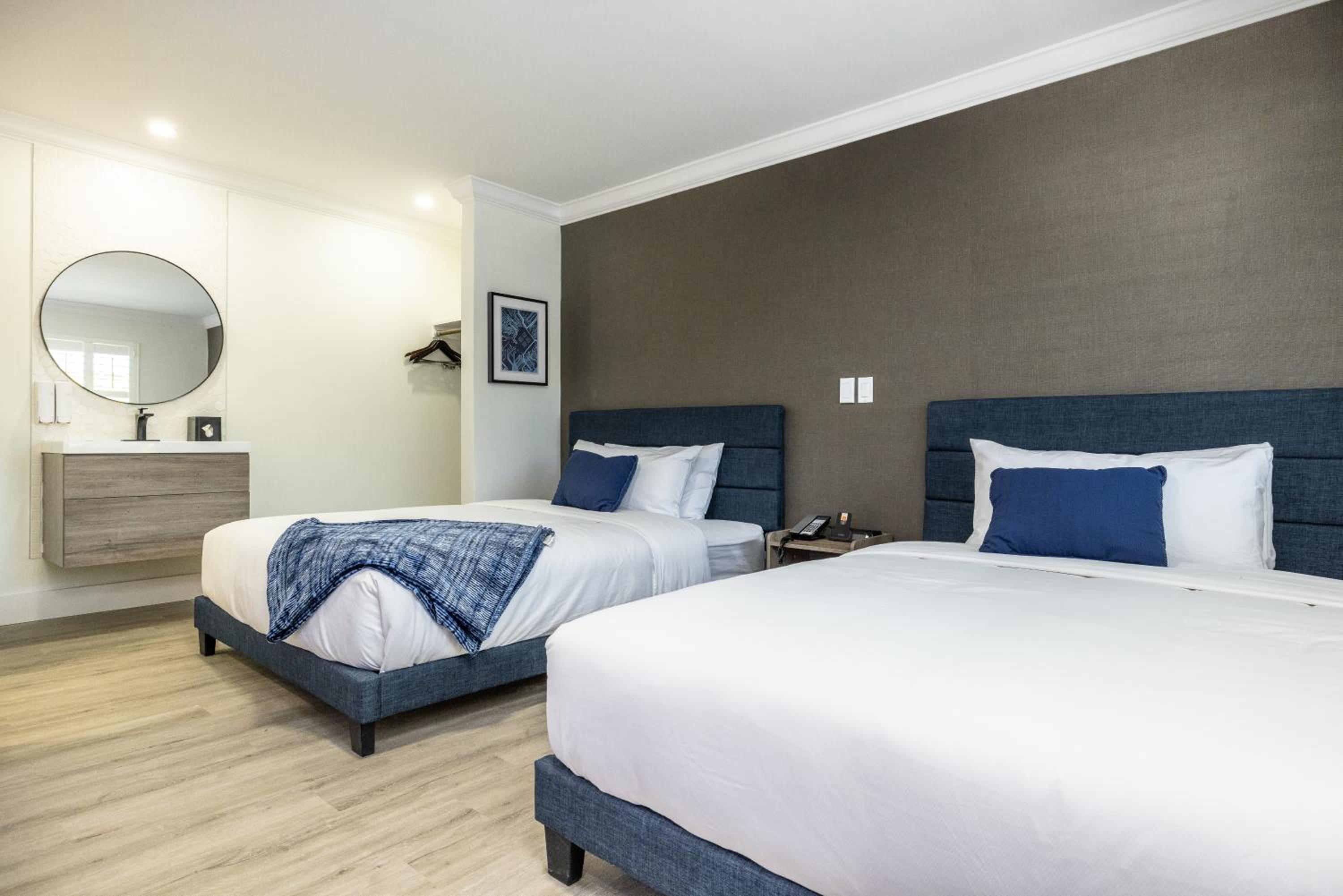 Queen Room with Two Queen Beds - Photo 15